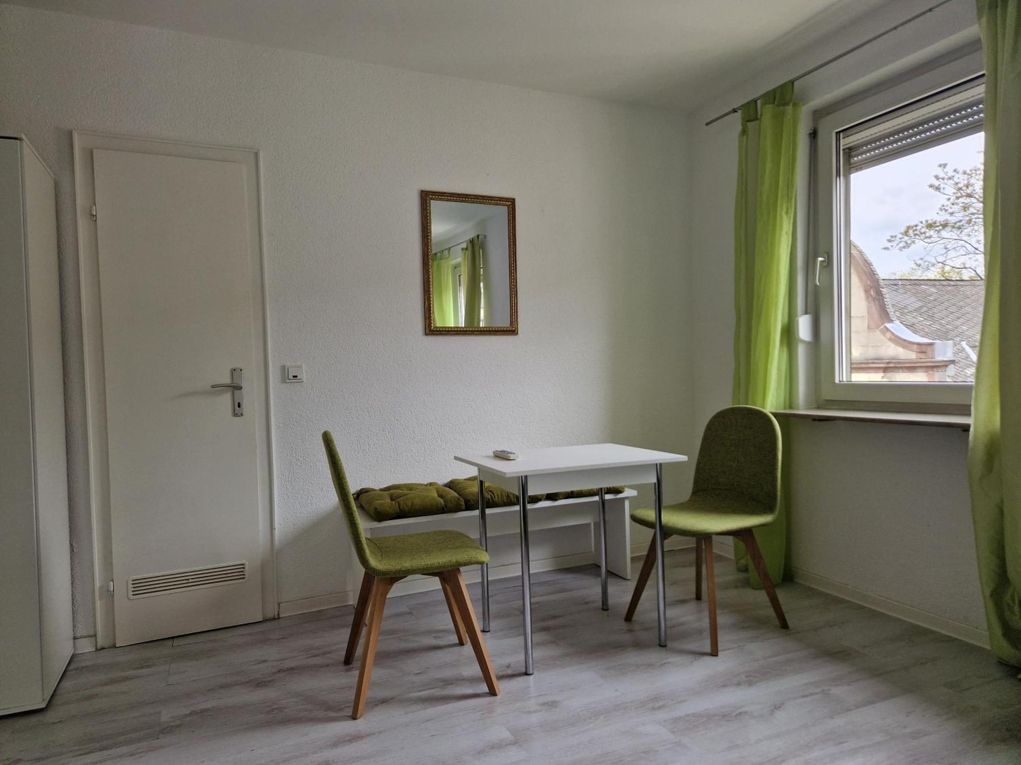 Dreibettzimmer mit Dusche