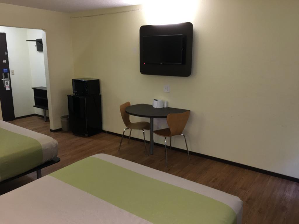 Deluxe King Room - Non-Smoking