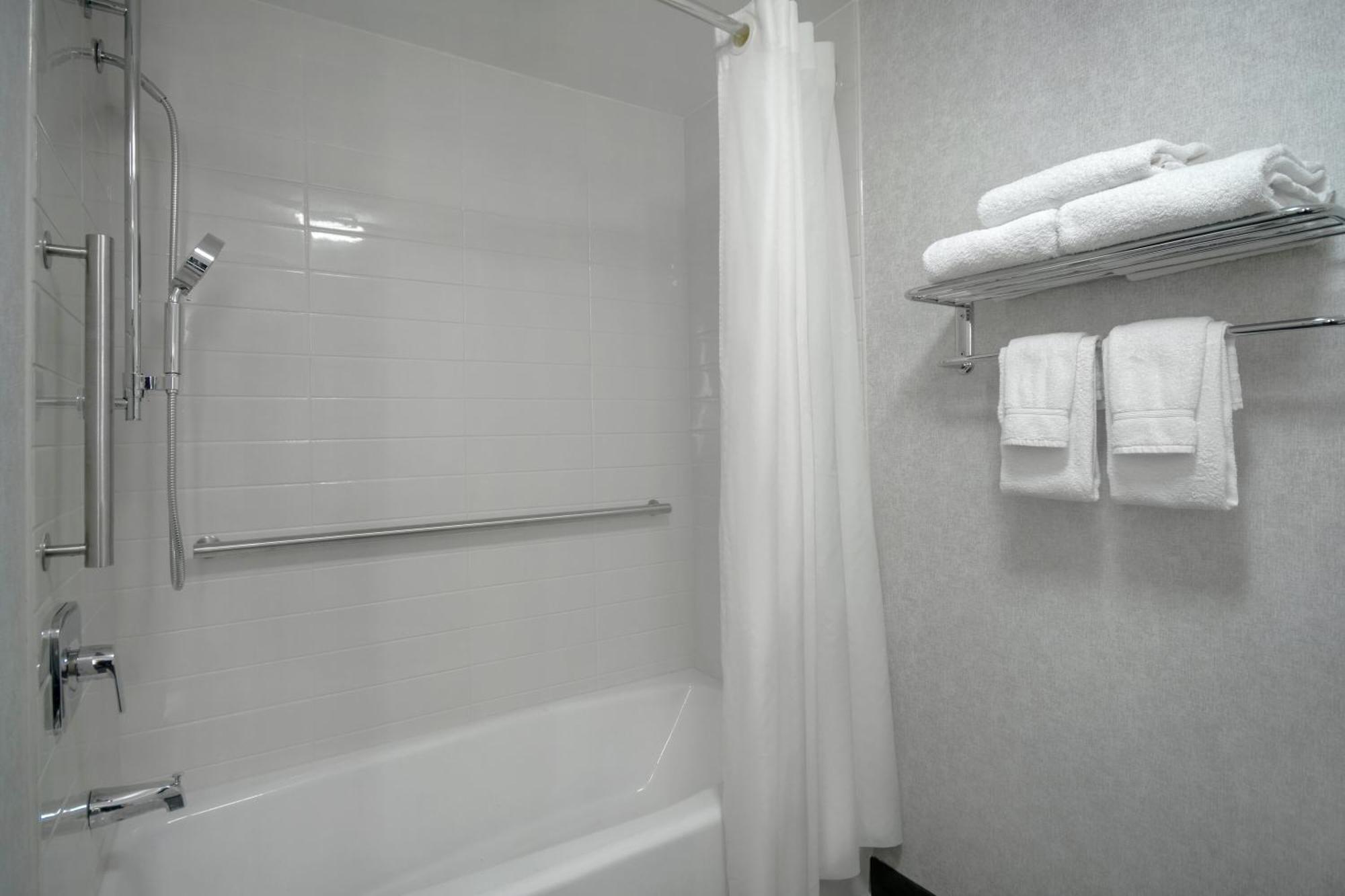 Chambre Lit Queen-Size avec Baignoire - Accessible aux Personnes à Mobilité Réduite - Non-Fumeurs
