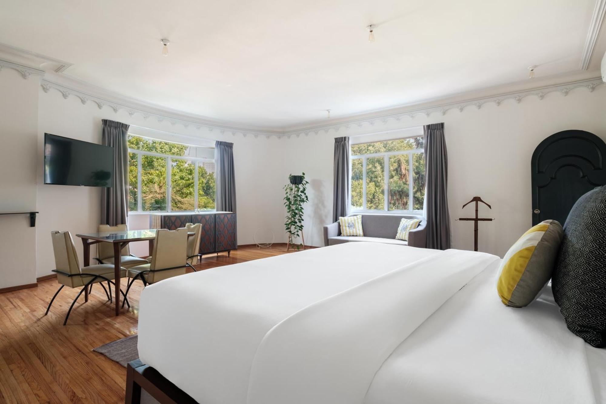 Master Executive Suite,1583138633:JPEG