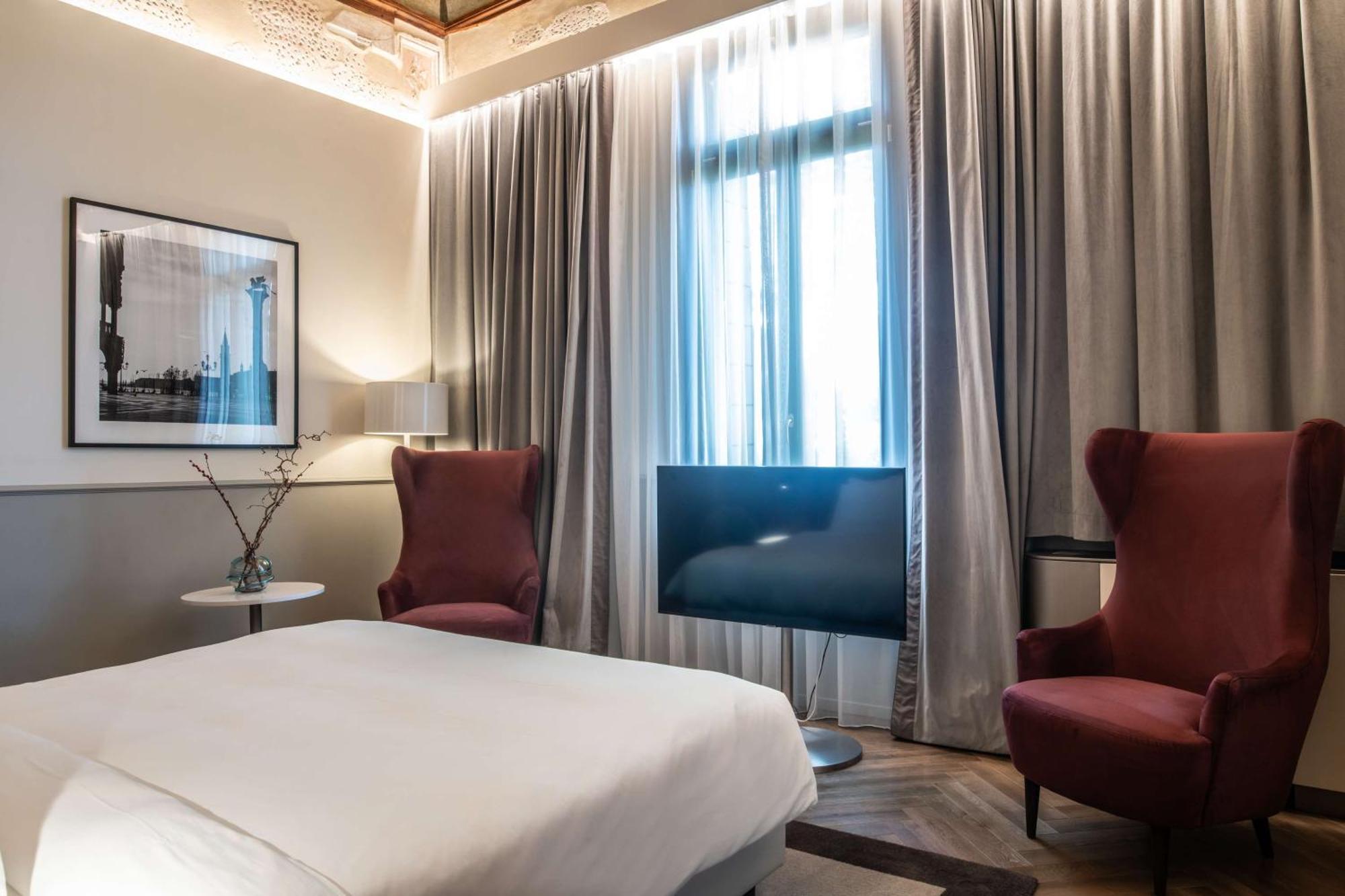 Renaissance Junior Suite