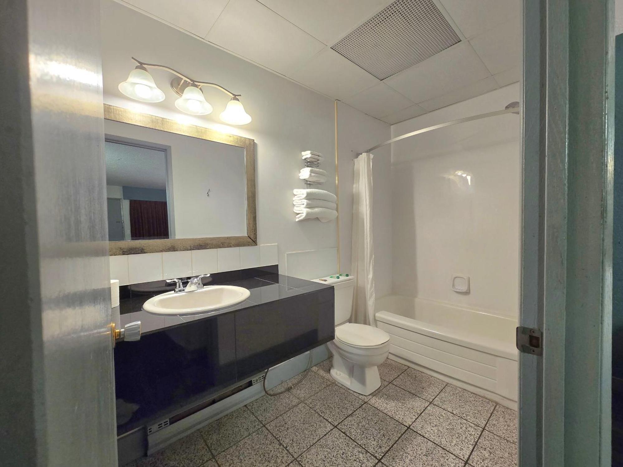Queen Room Two Queen Beds Kitchen