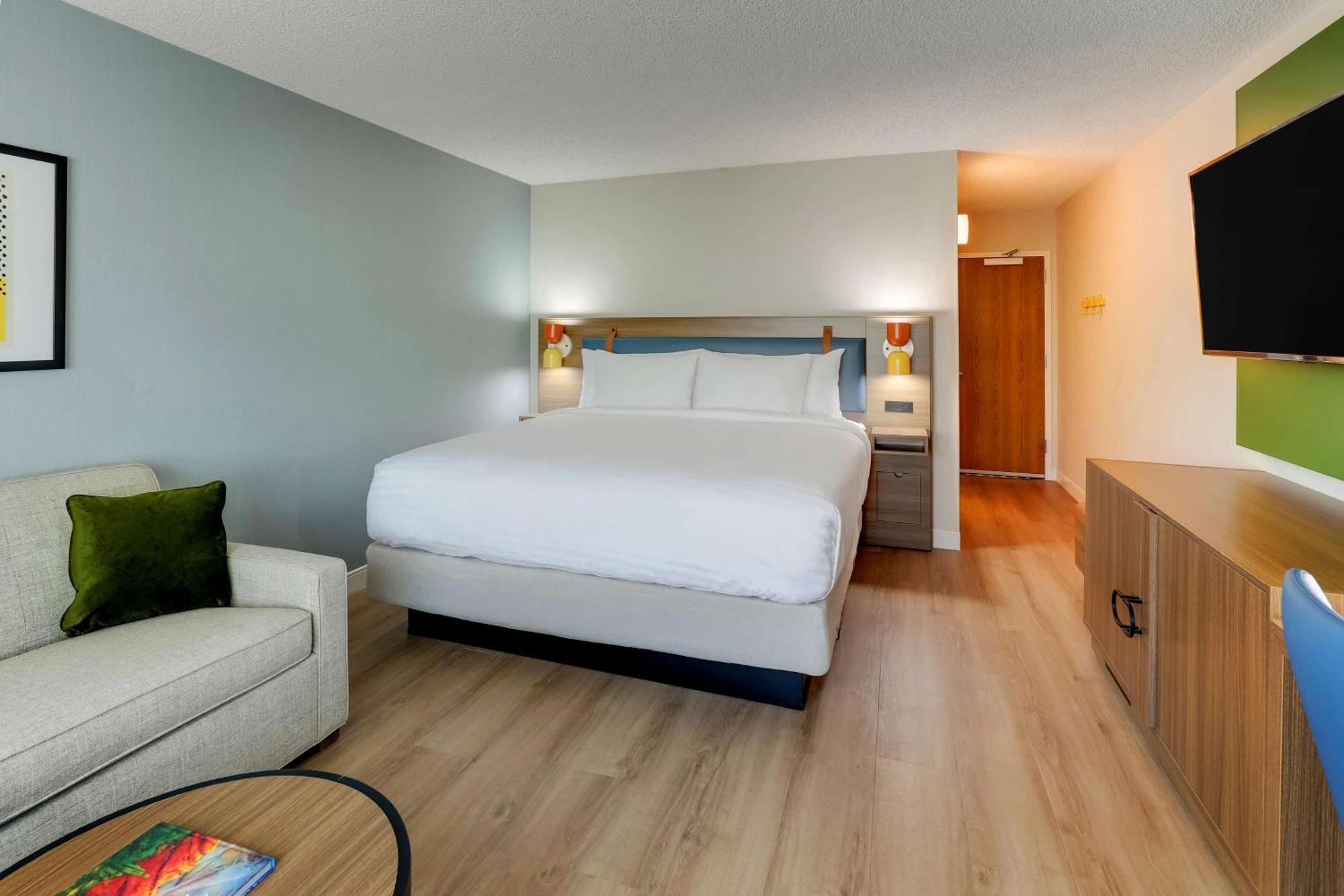 Guestroom King with Sofa Bed