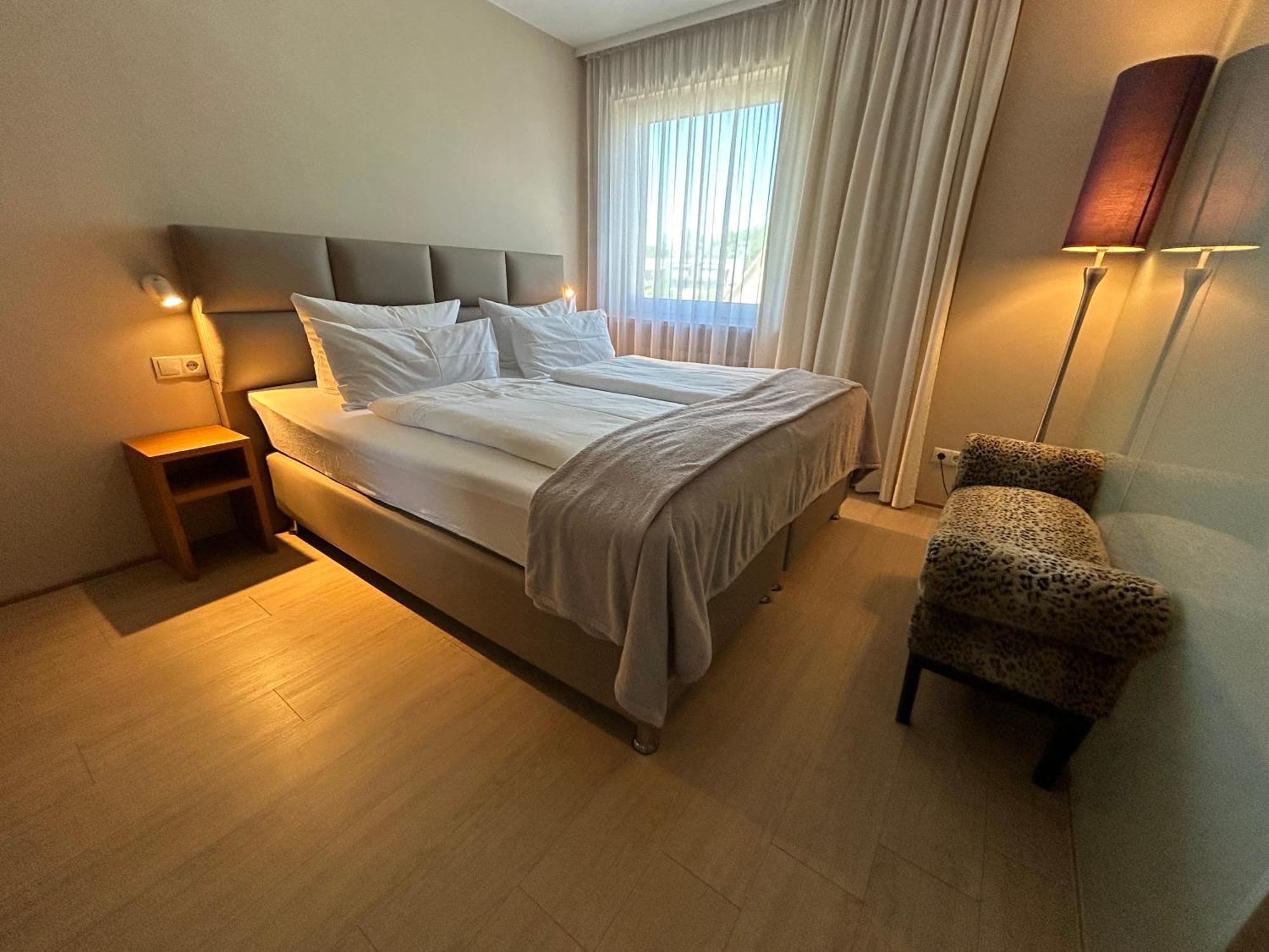 King Room,1586103281:JPEG