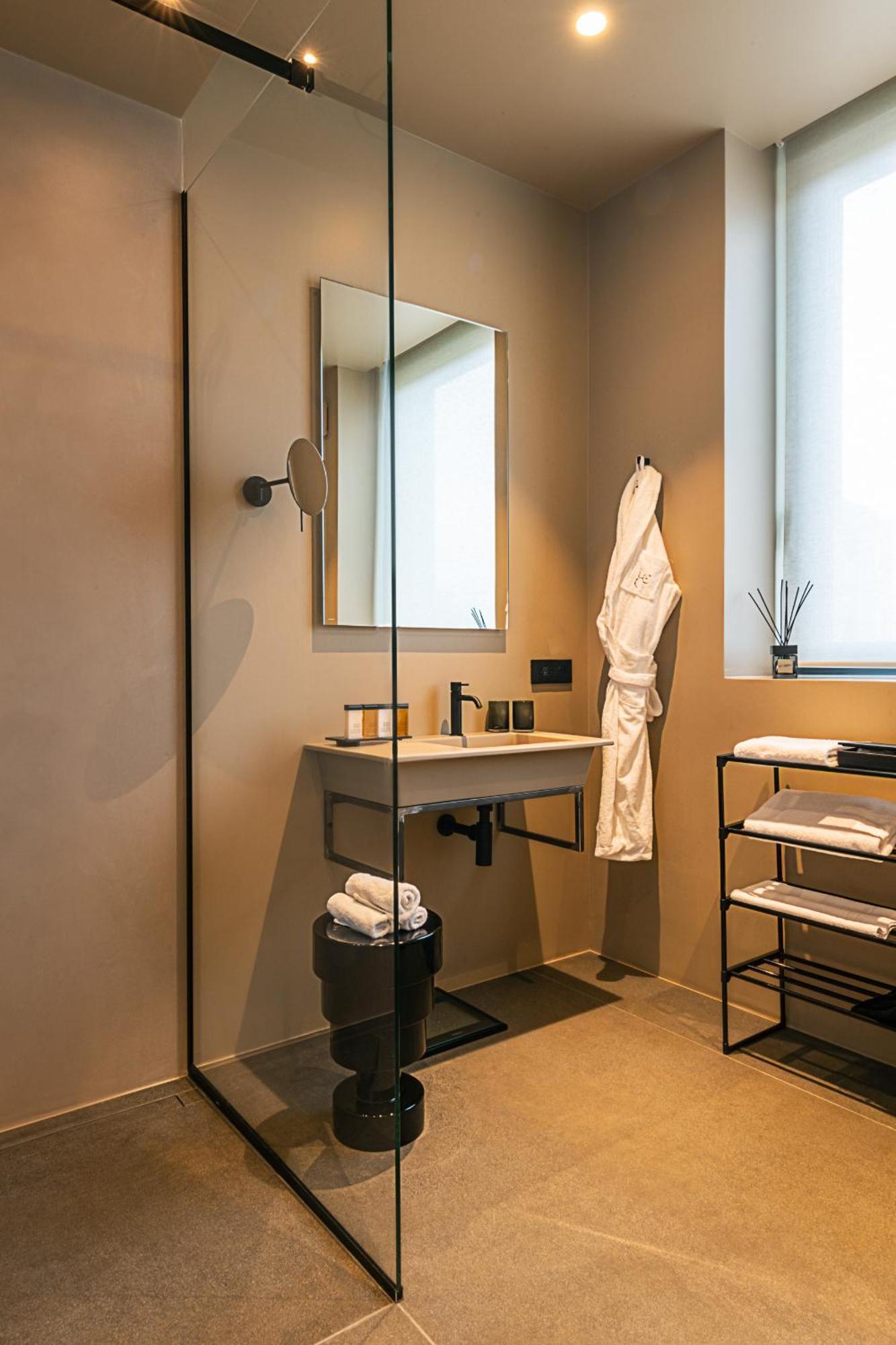 Deluxe Room,1586351613:JPEG