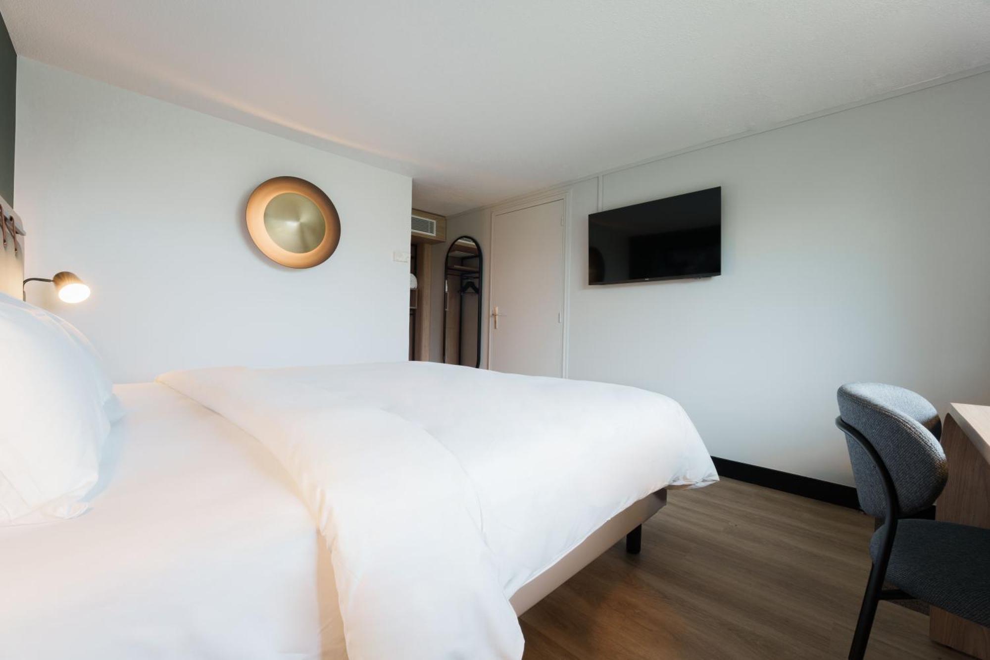 Standard Room 1 Queen Bed,1606043393:JPEG