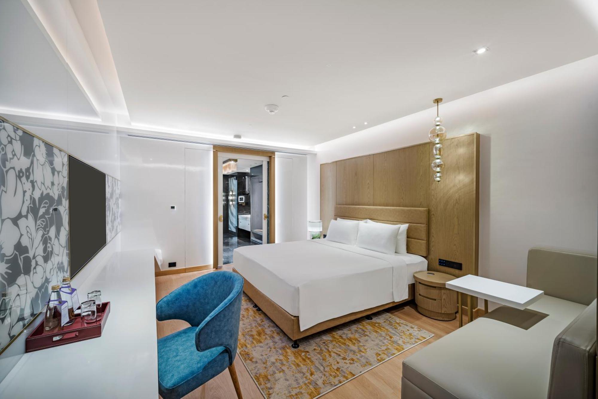 Junior Suite with Airport Transfers and Club Lounge access
