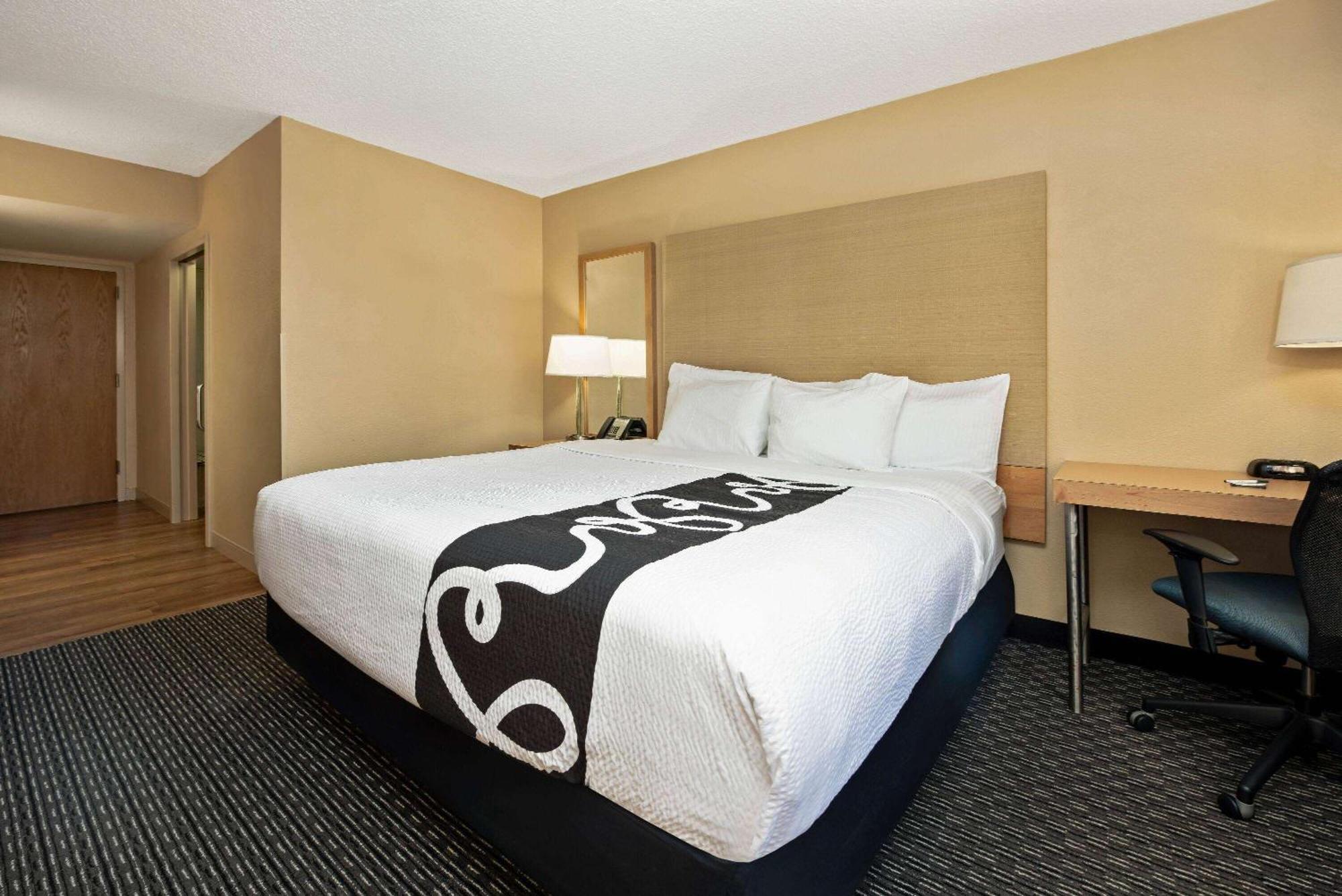 Deluxe King Room - Non-Smoking