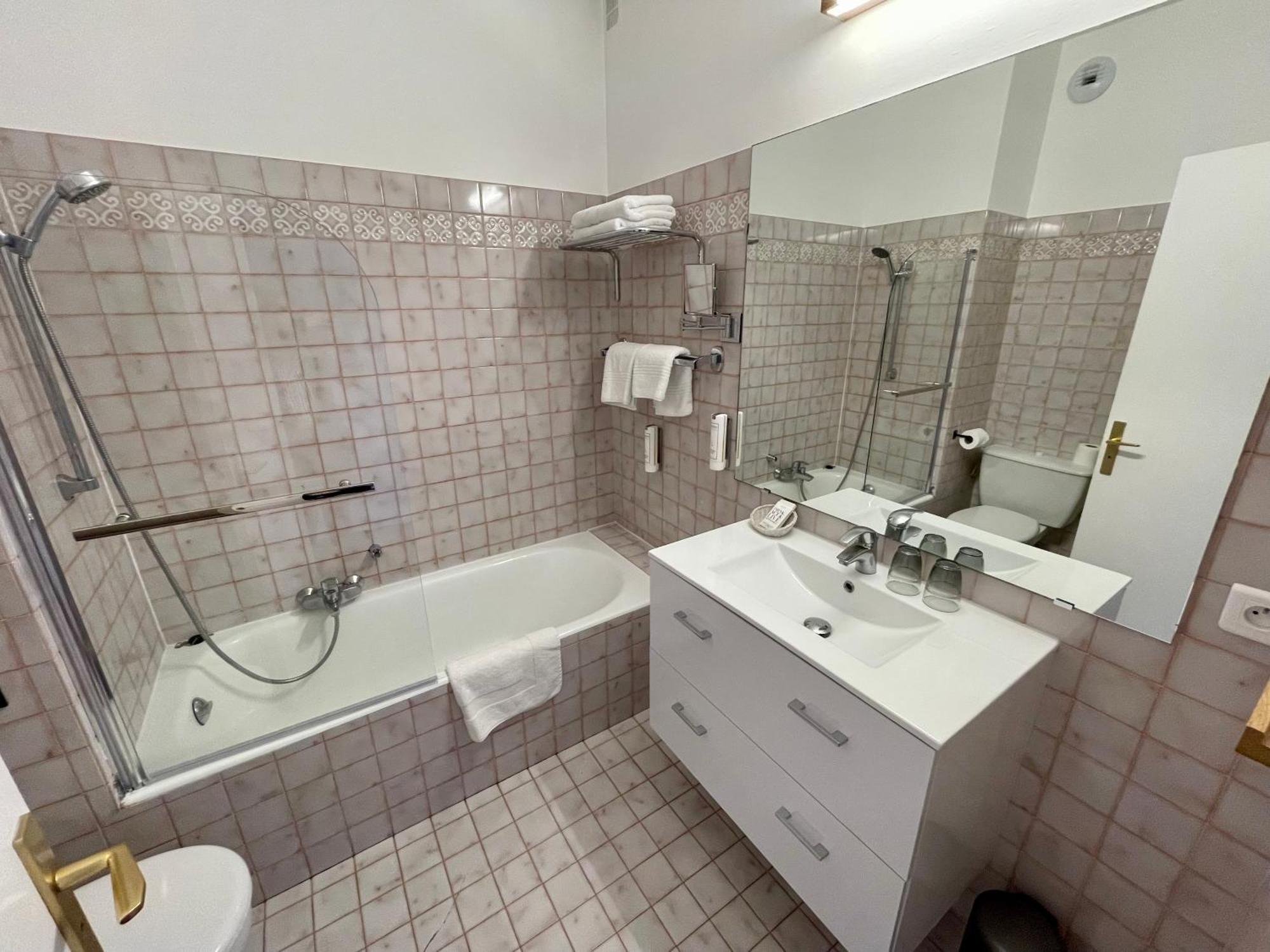 Chambre Double - Vue sur Piscine