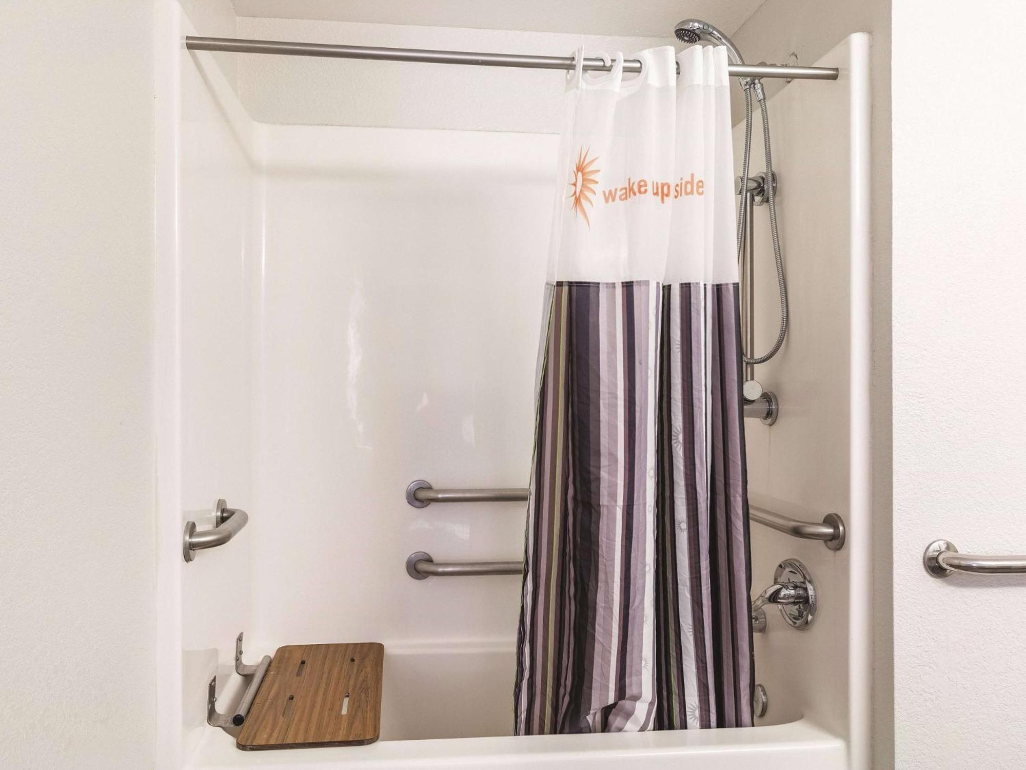 King Room with Bath Tub - Mobility/Hearing Accessible - Non-Smoking