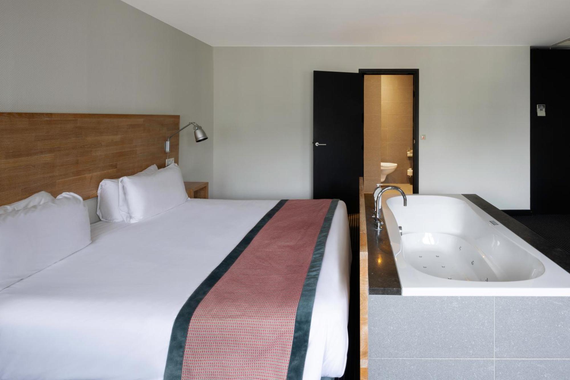 Junior Suite Spa Bath,1588035662:JPEG