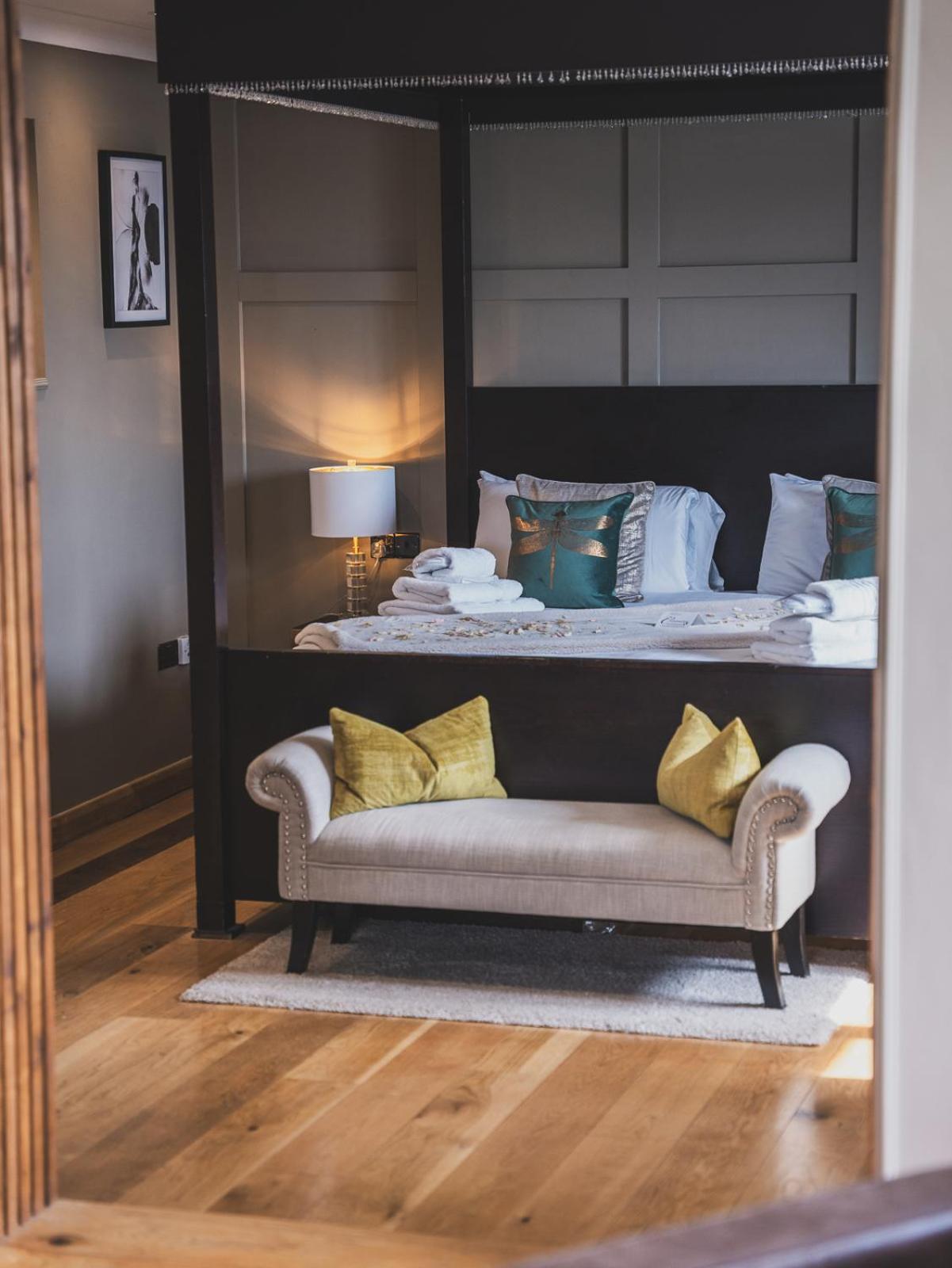 Deluxe Suite Four Poster Bed