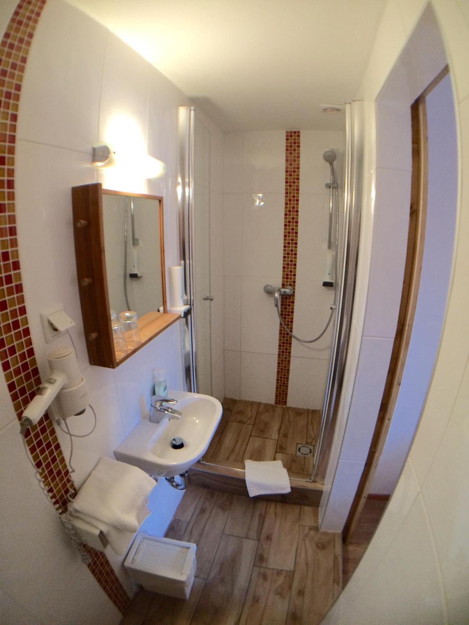 Kleines Doppel-/Zweibettzimmer