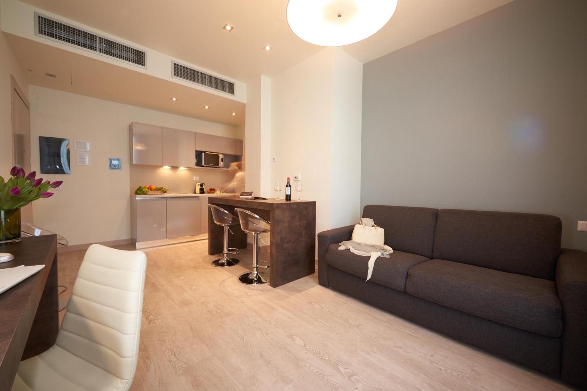 One-Bedroom Apartment Kitchen & Pool Access