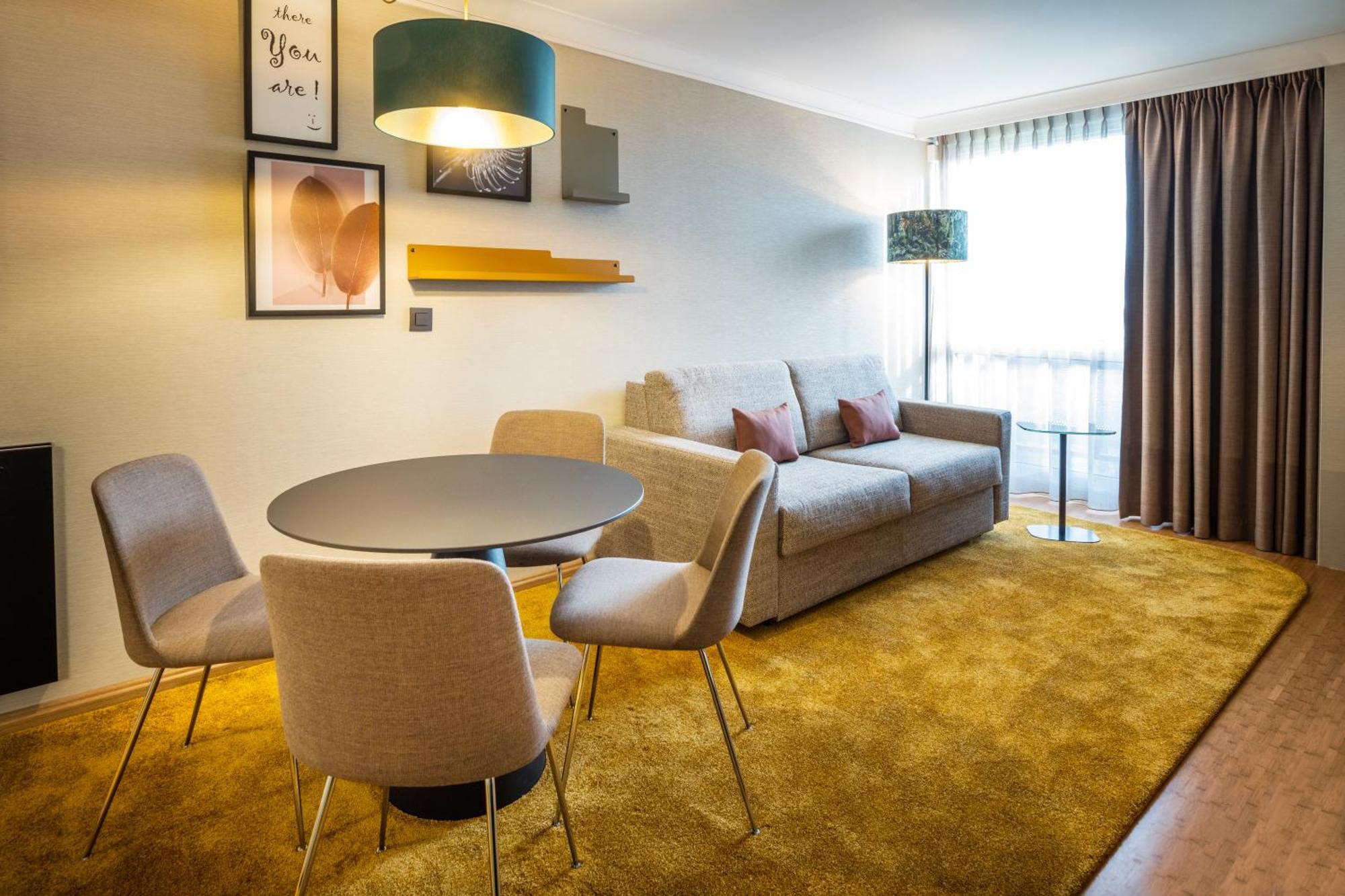 Habitación Premium con cama extragrande y sofá cama