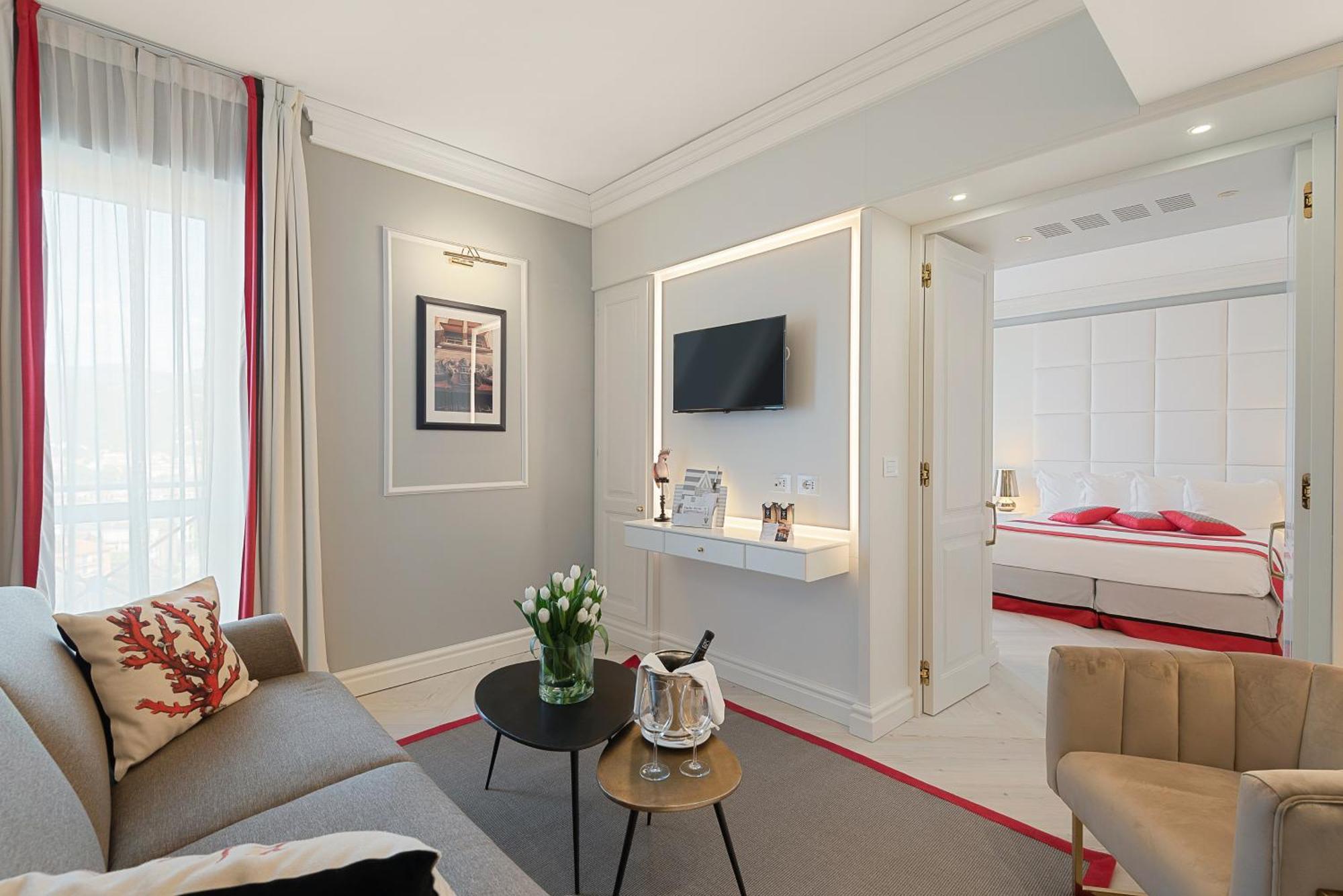 Deluxe Suite mit Balkon und Stadtblick