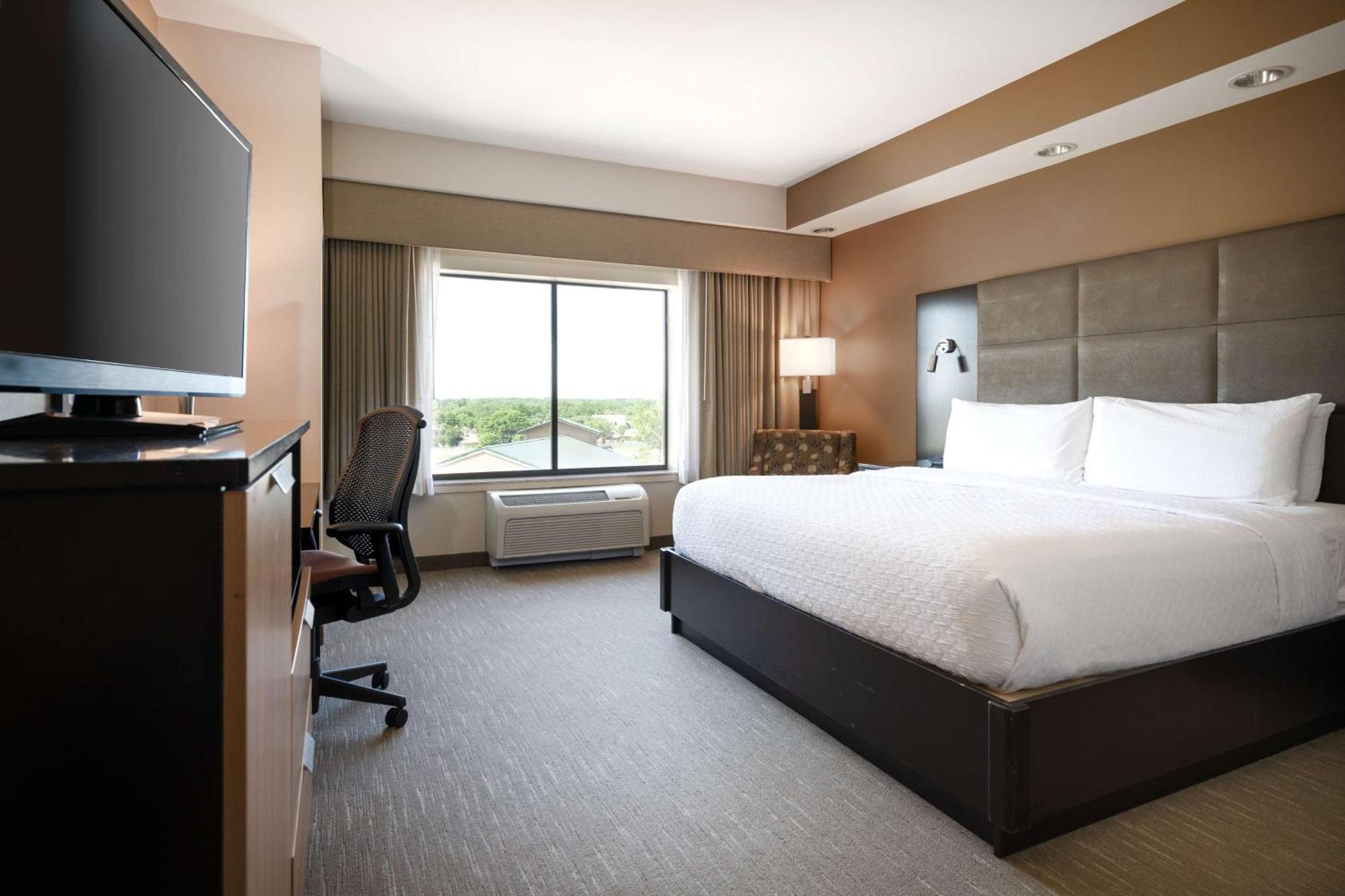 King Room with Roll-in Shower - Disability Access/Non-Smoking