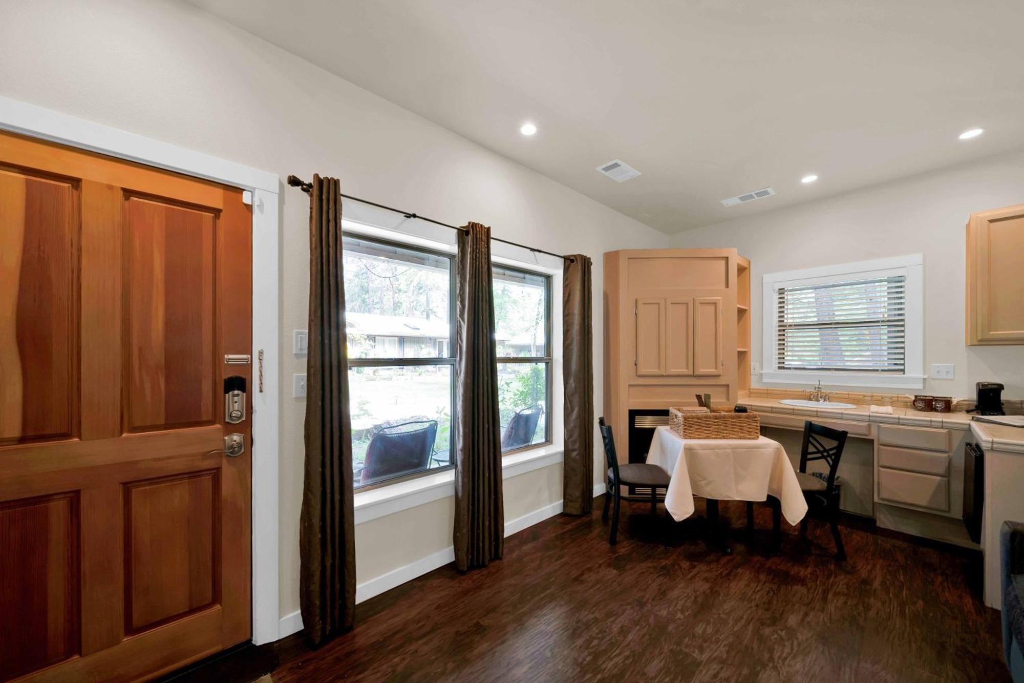Deluxe Queen Suite