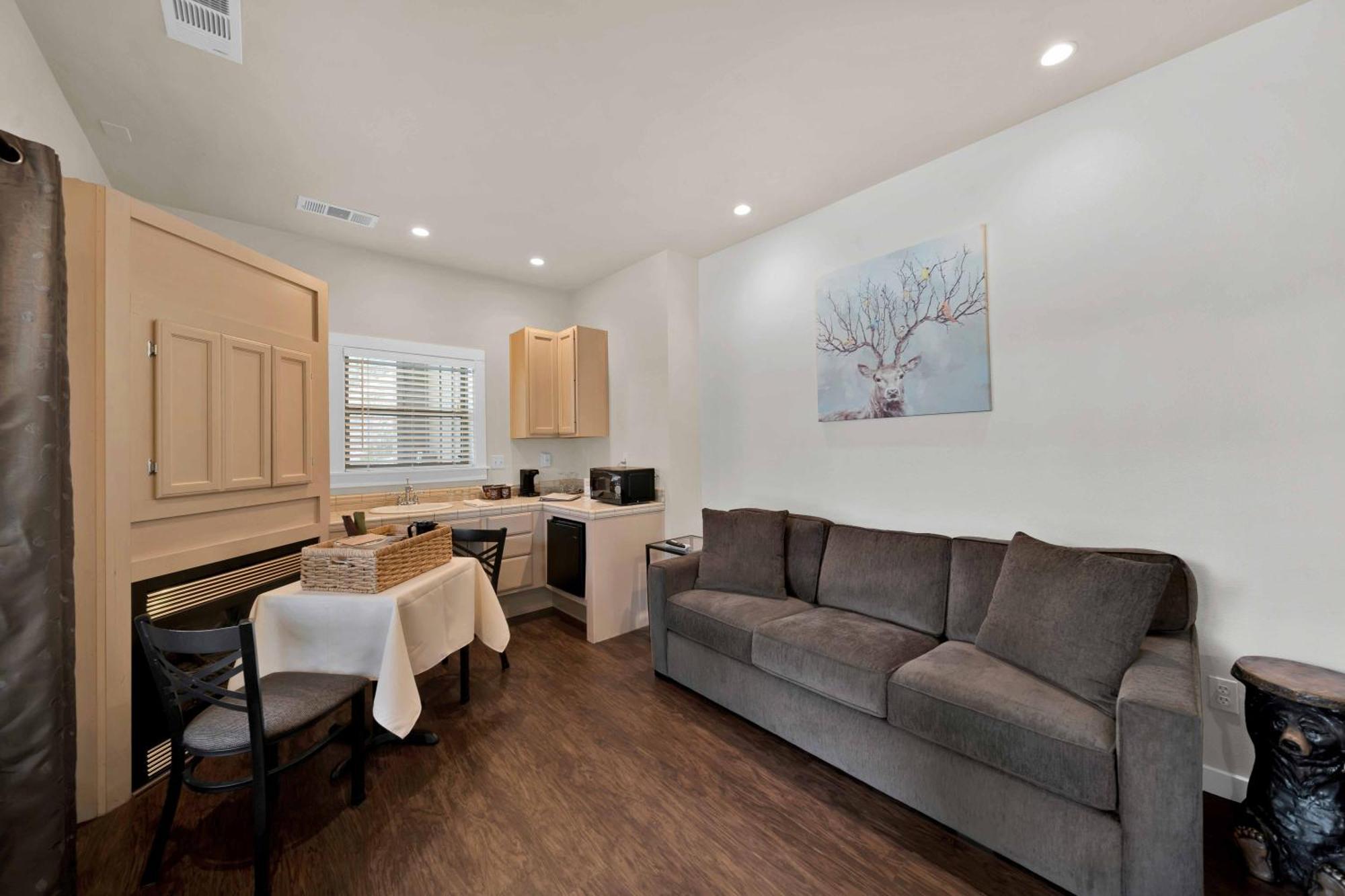 Deluxe Queen Suite
