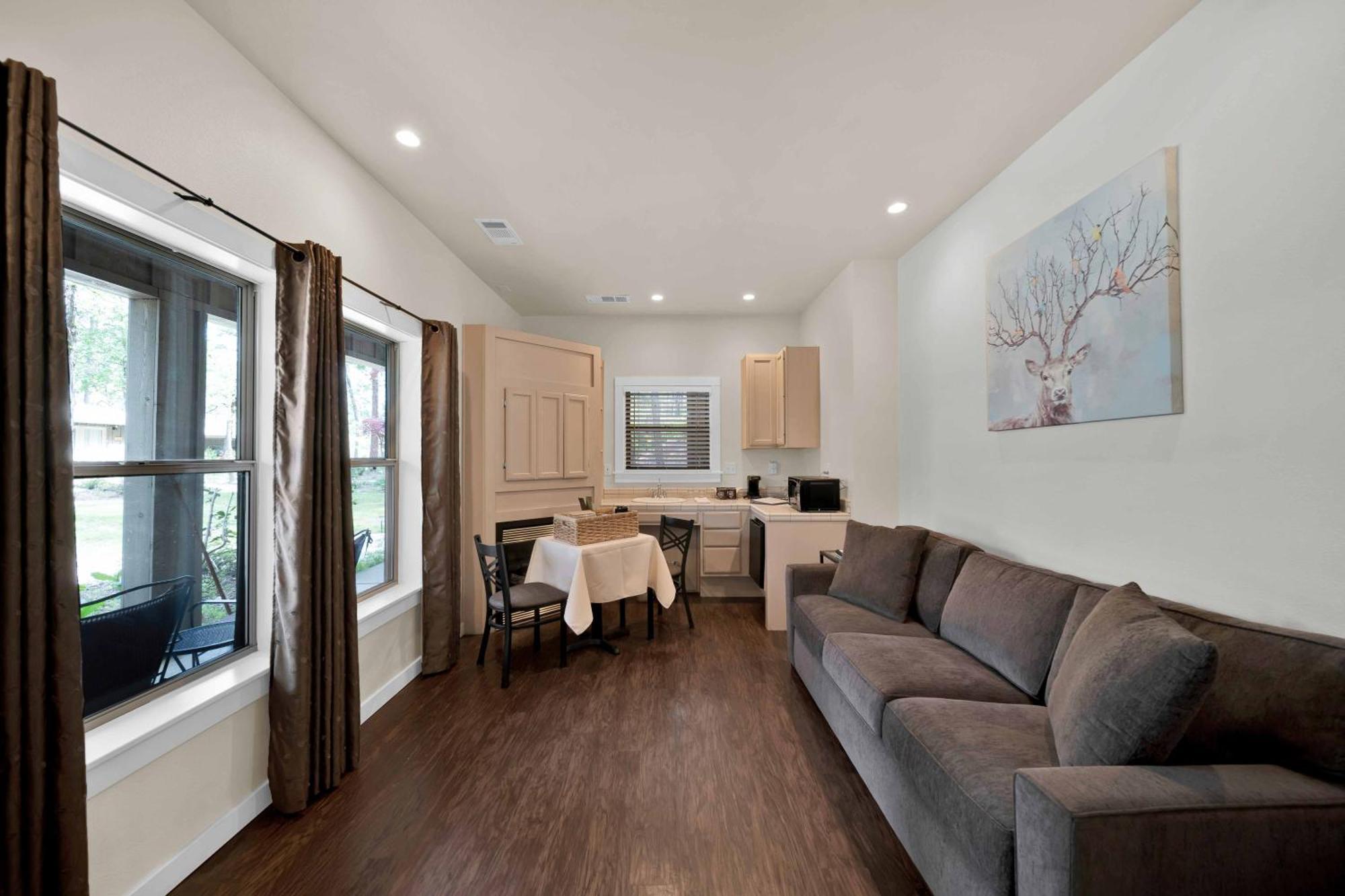 Deluxe Queen Suite