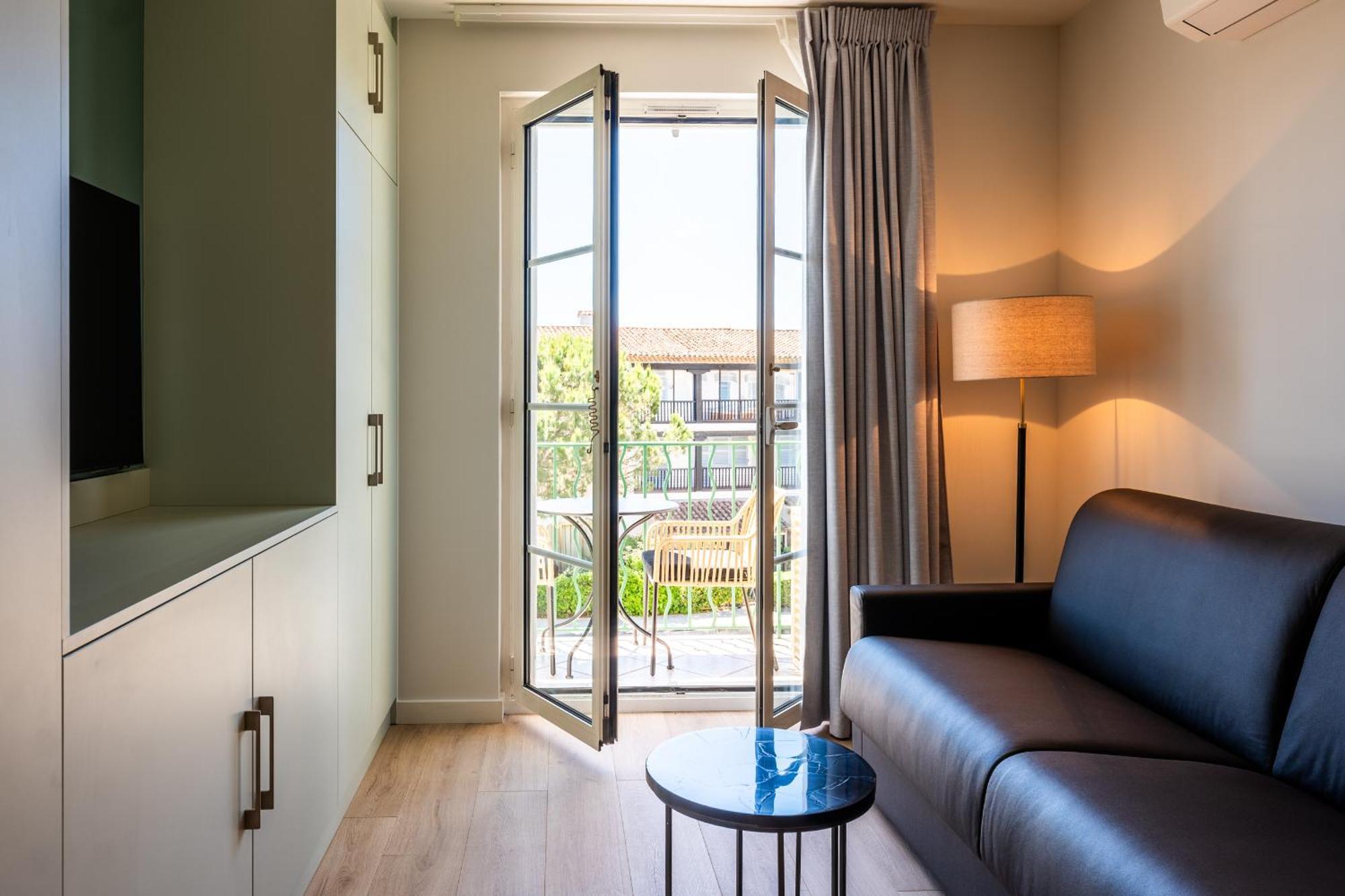 Comfort One-Bedroom Apartment Balcony,1590340735:JPEG