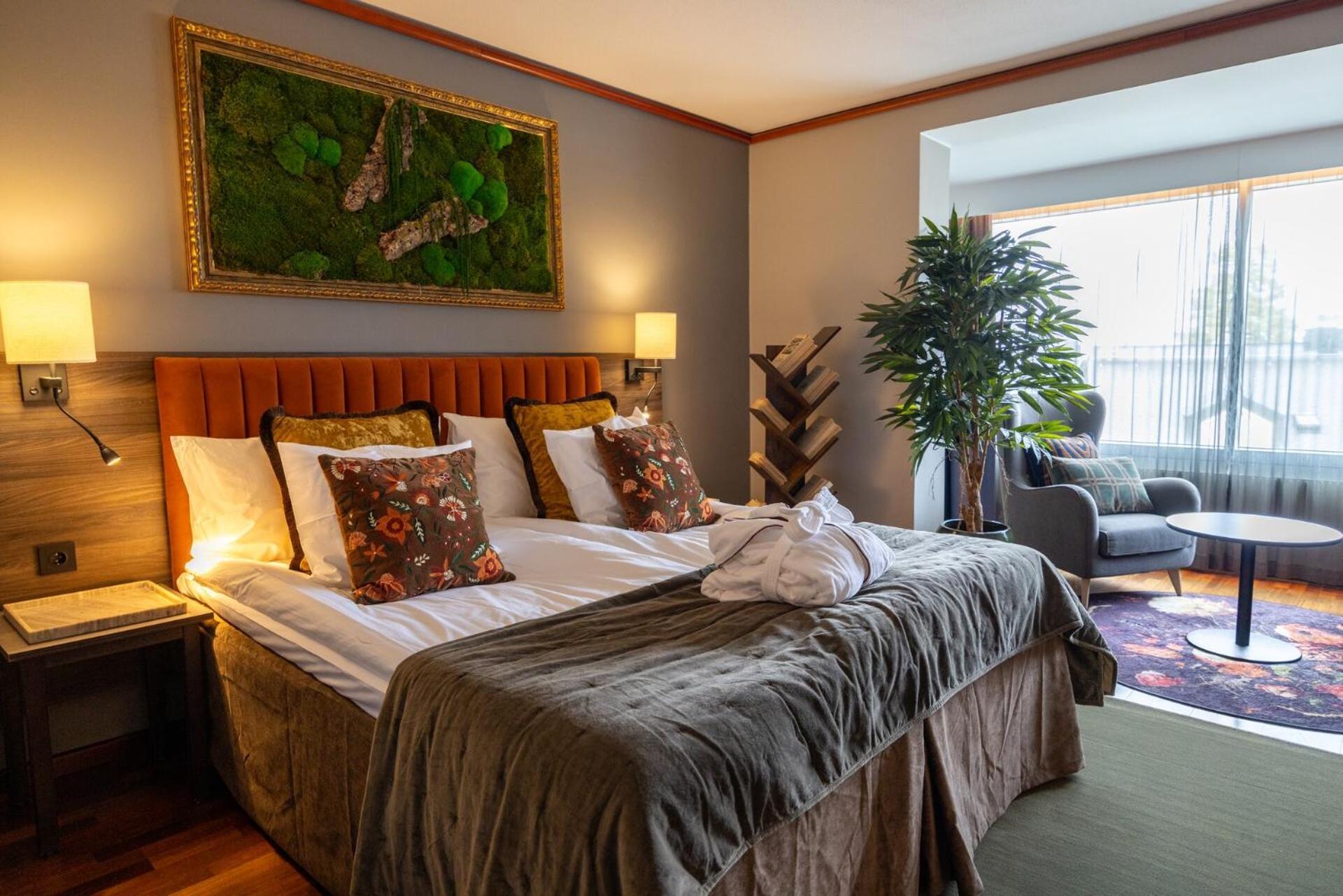 Habitación Doble Superior con cama grande y vistas al mar