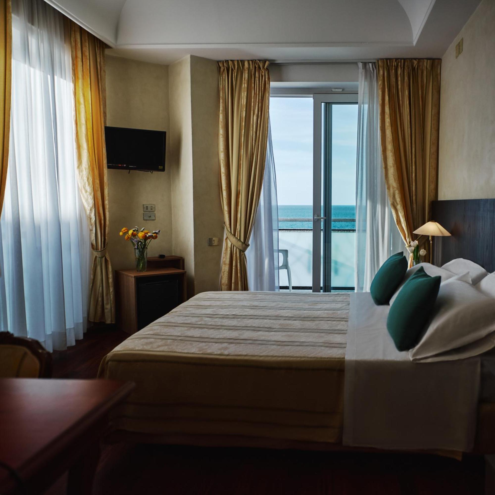 Dreibettzimmer mit Meerblick
