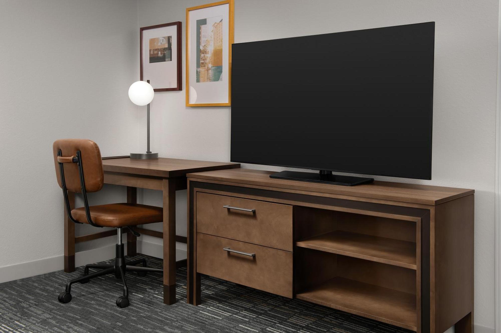 One-Bedroom Queen Suite