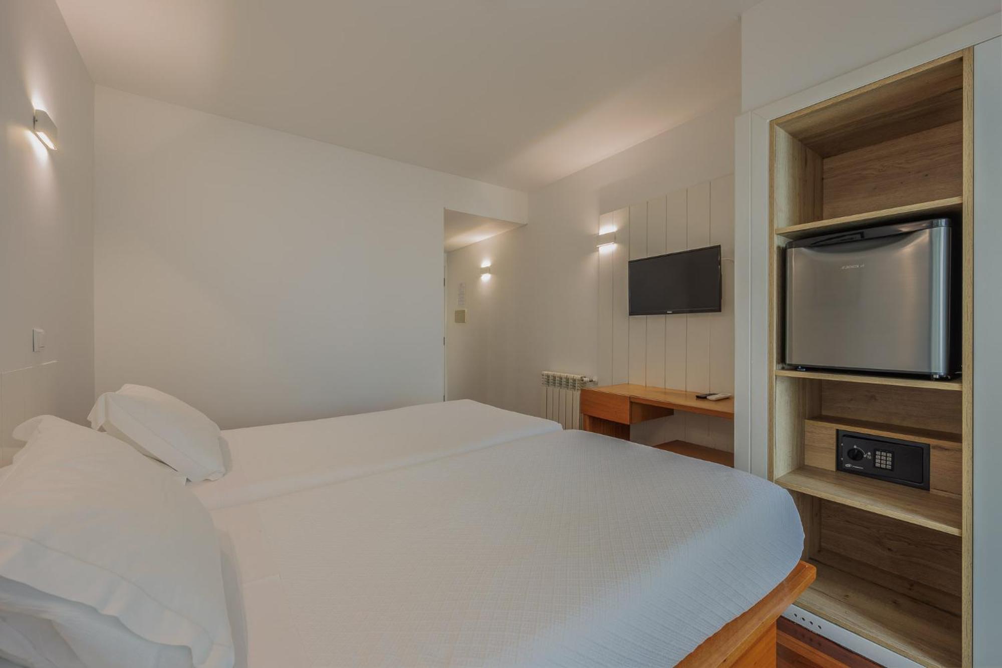 Twin Room,1592047450:JPEG