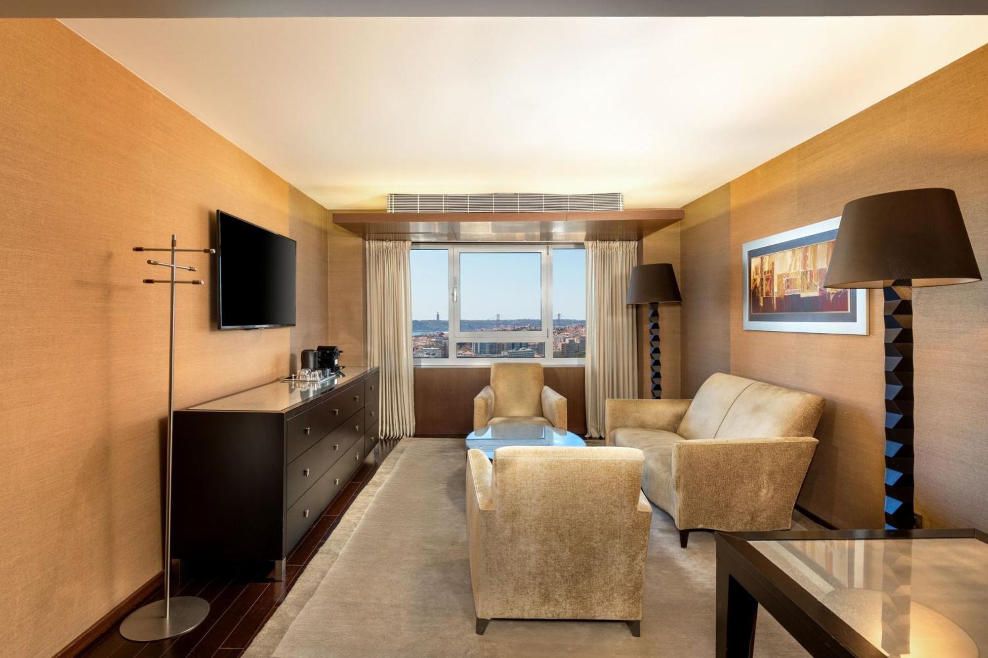 Executive Suite Club lounge access 1 Queen Skyline view