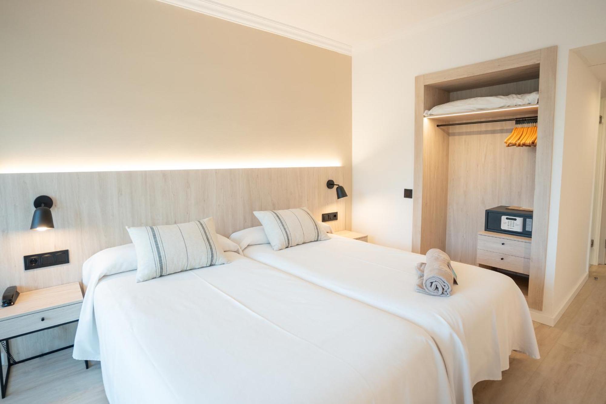 Twin Room Front View
