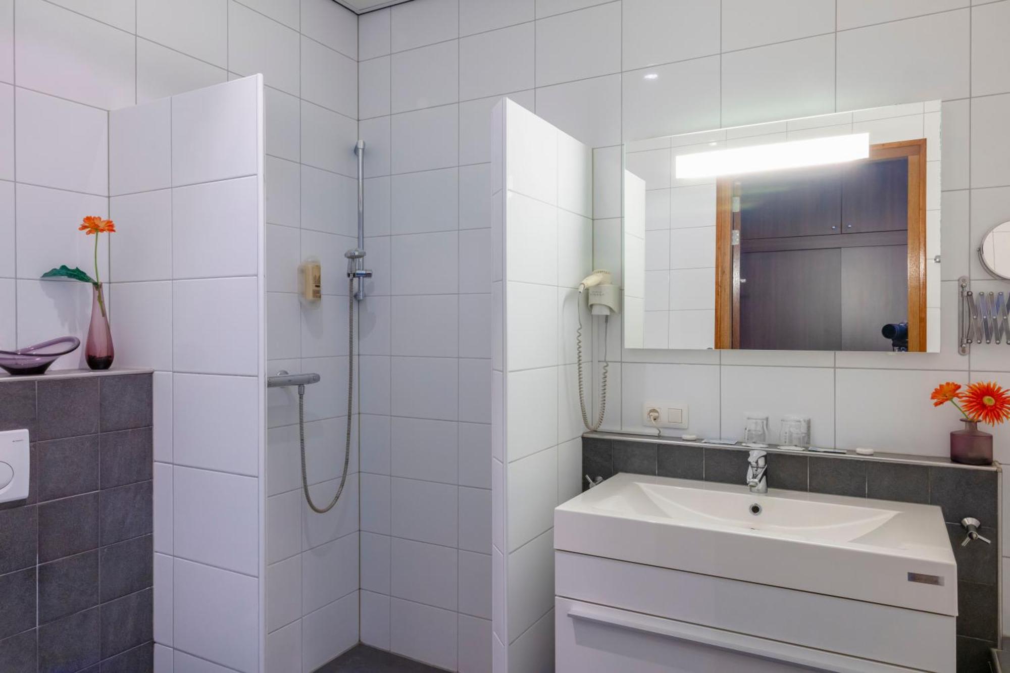 Comfort Triple Room Shower,1593656317:JPEG