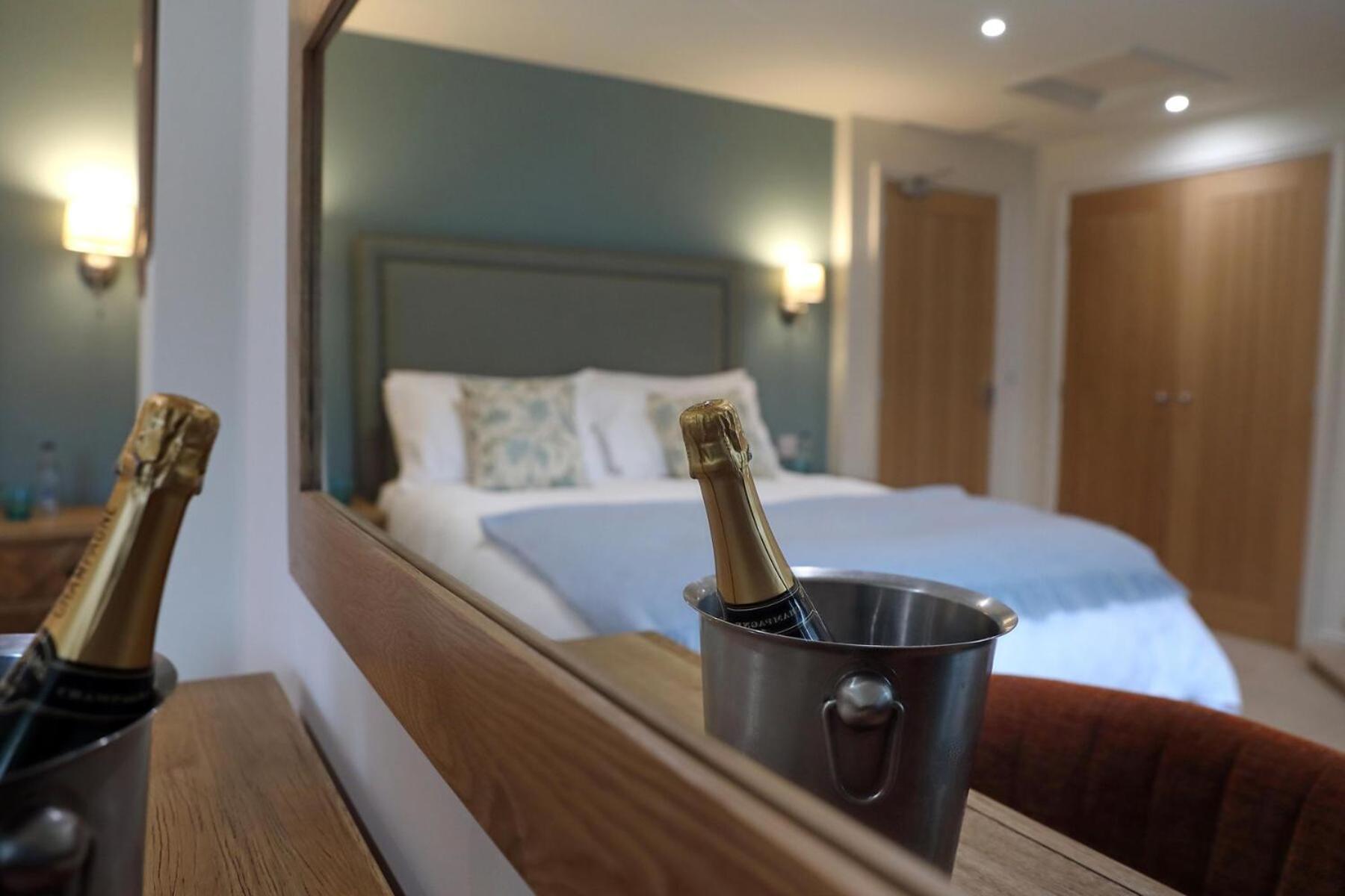 Deluxe Double Room Shower