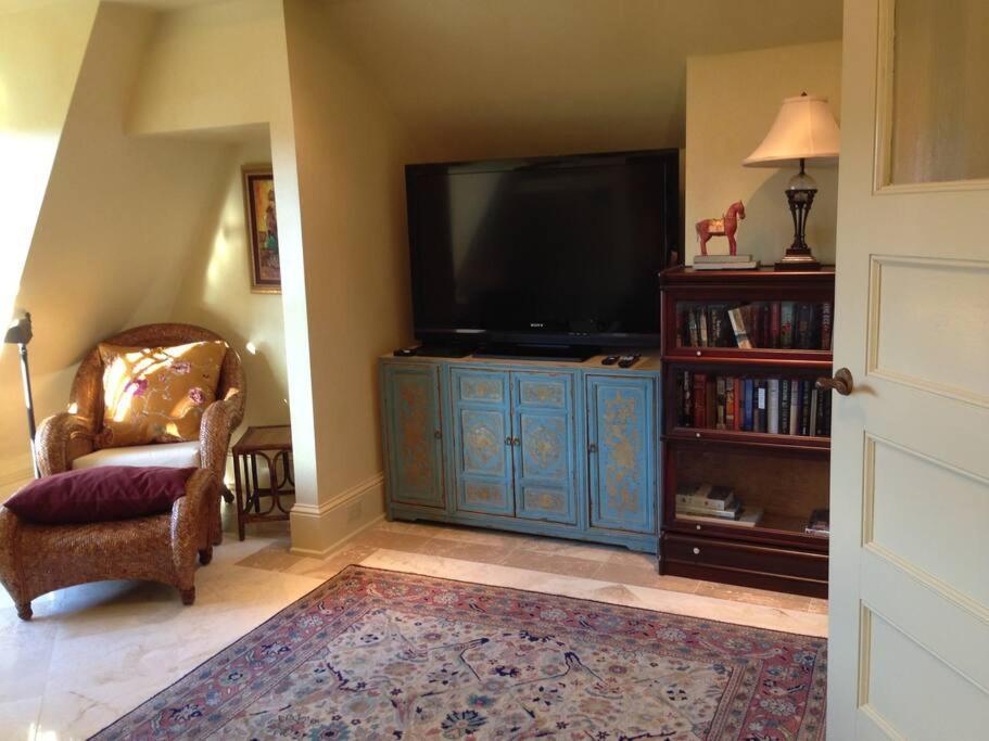 Deluxe Queen Suite