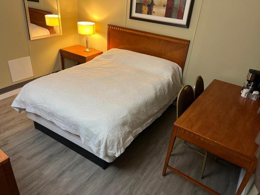 Standard Queen Room