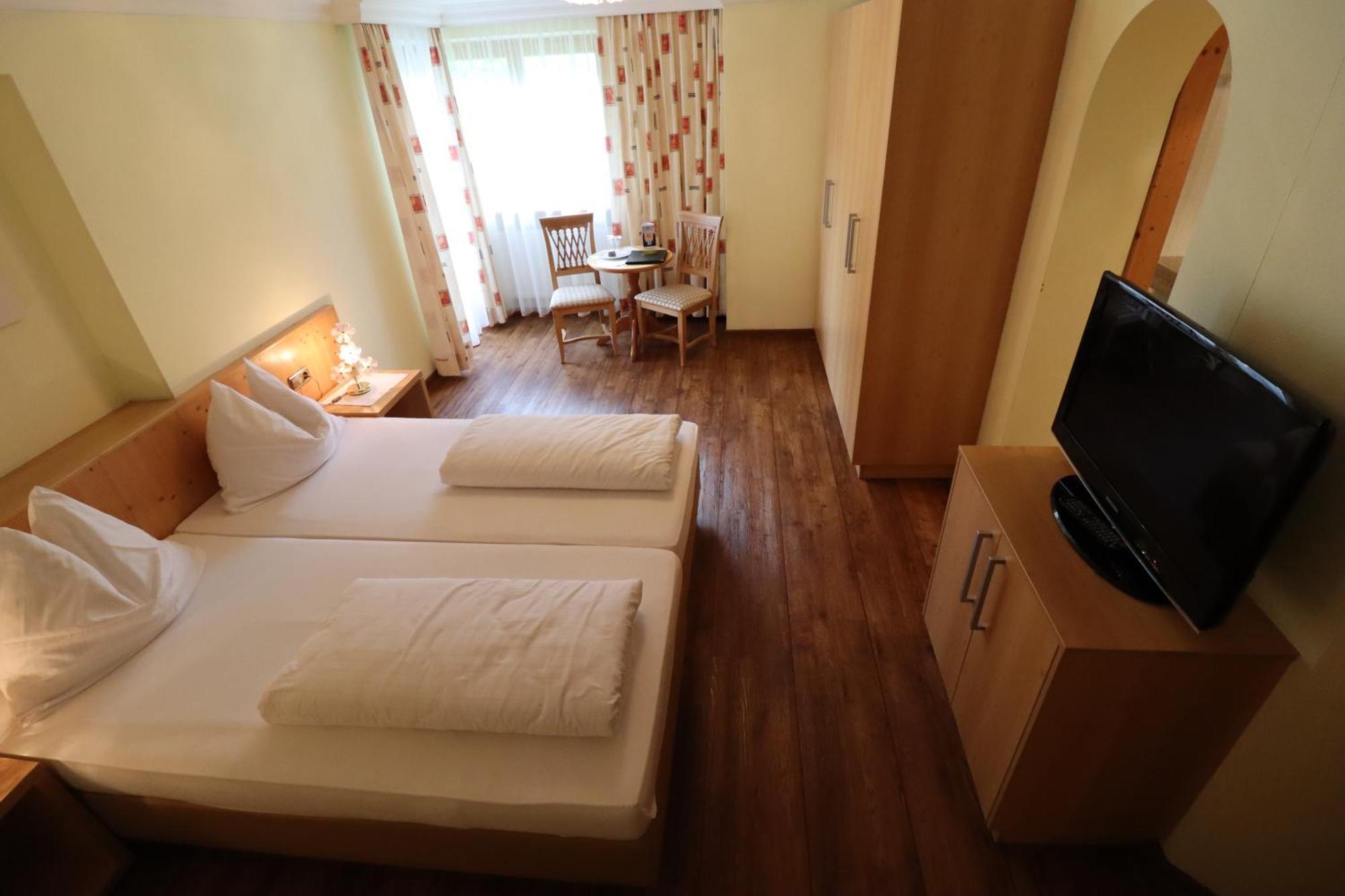Deluxe Double Room Bath,1594855324:JPEG