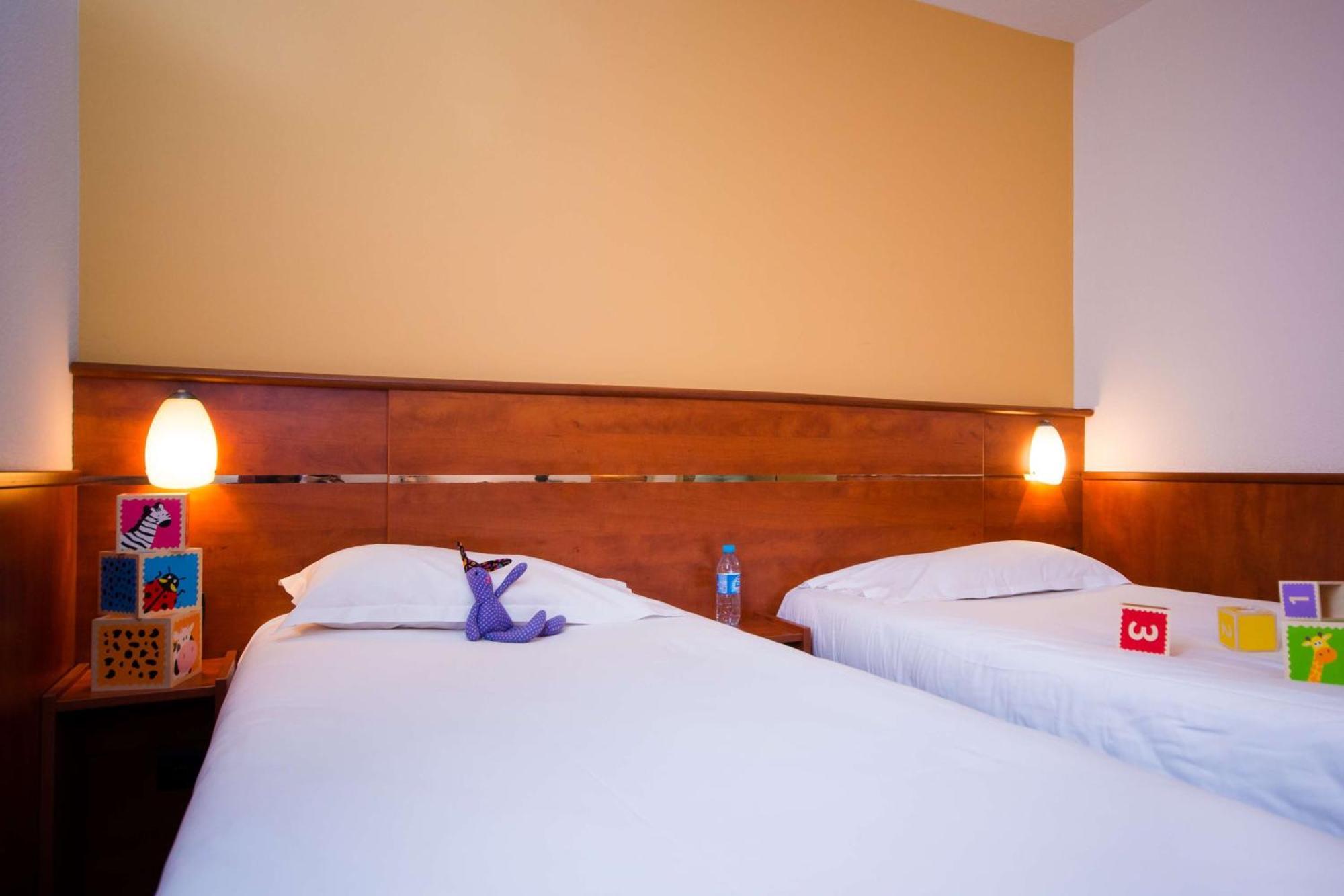 Twin Room,1596008205:JPEG