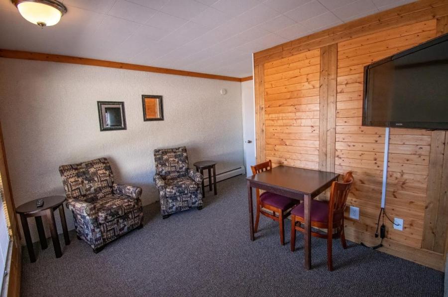 Deluxe Queen Suite