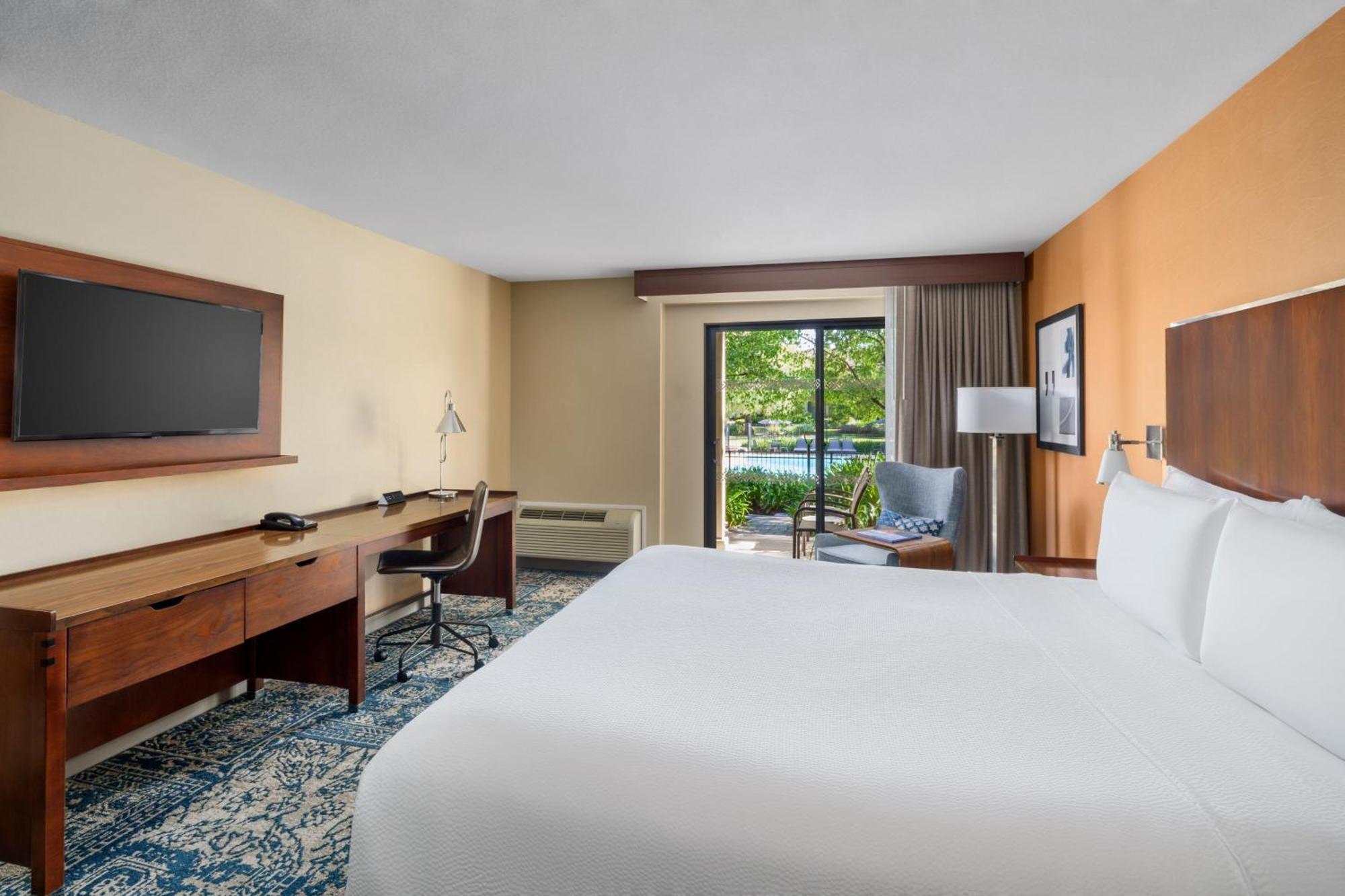 King Room with Pool View - Non-Smoking