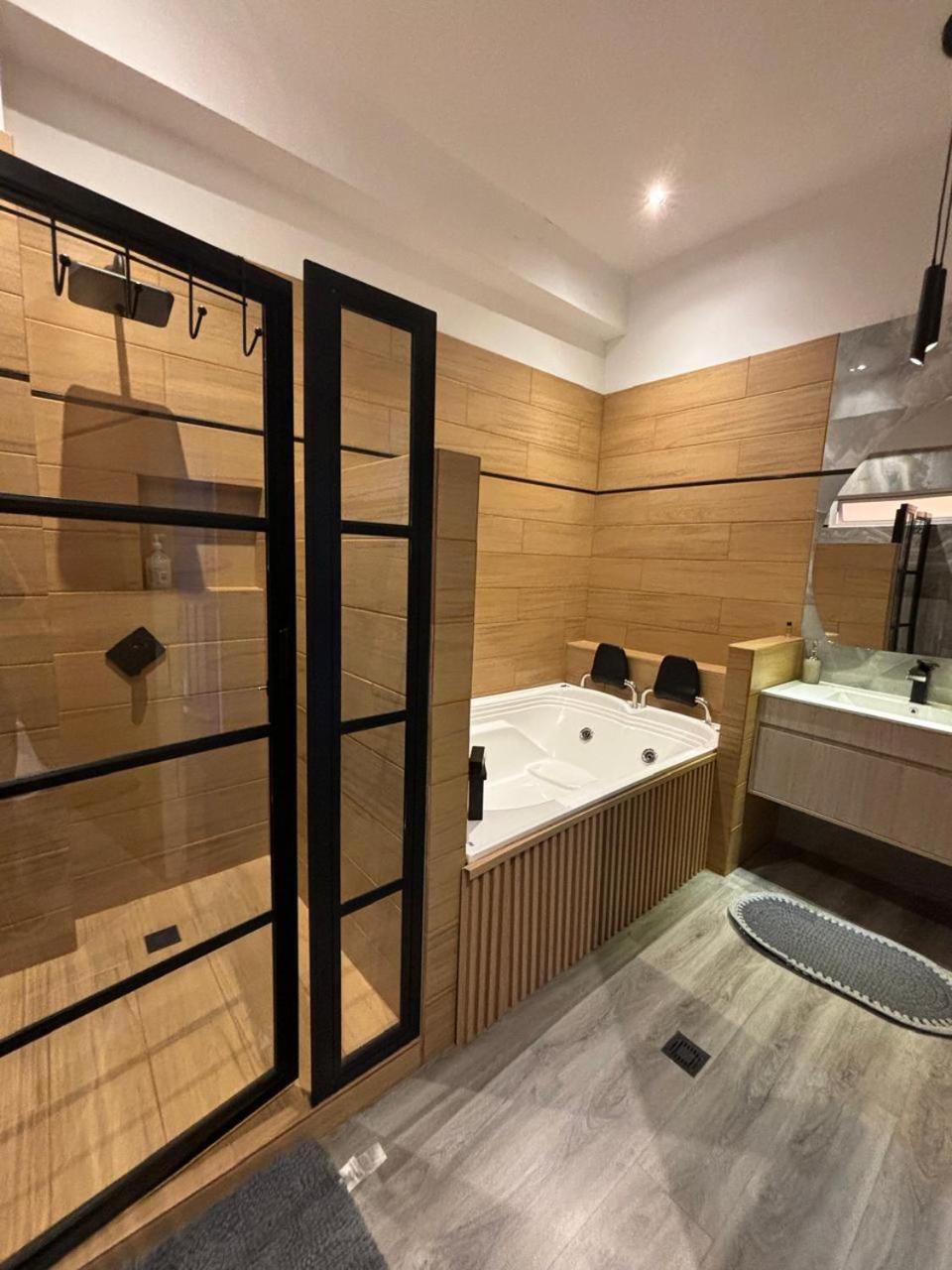 Deluxe Suite Spa Bath,1596899296:JPEG