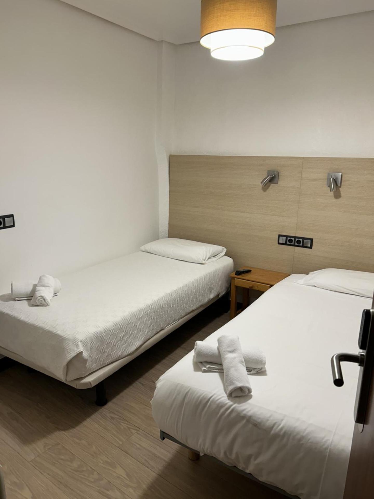 TWIN 2 BEDS INSIDE & WINDOW TO THE HALLWAY