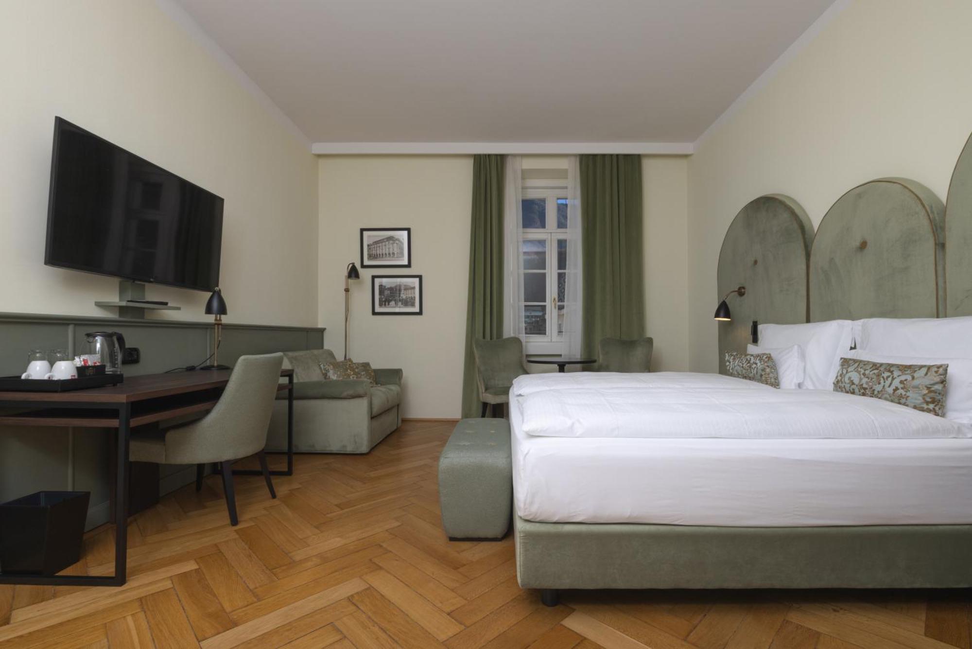 Deluxe King Room