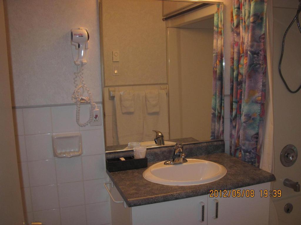 Queen Room with Kitchen