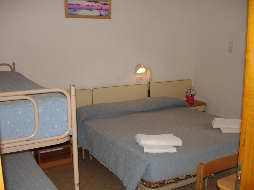 Doppel-/Zweibettzimmer mit Balkon