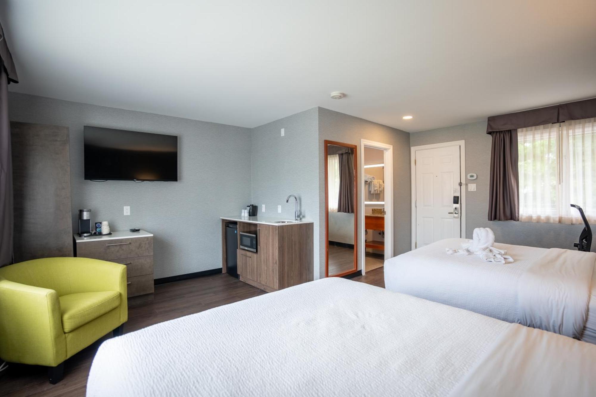 Queen Room with Two Queen Beds - Pet Friendly