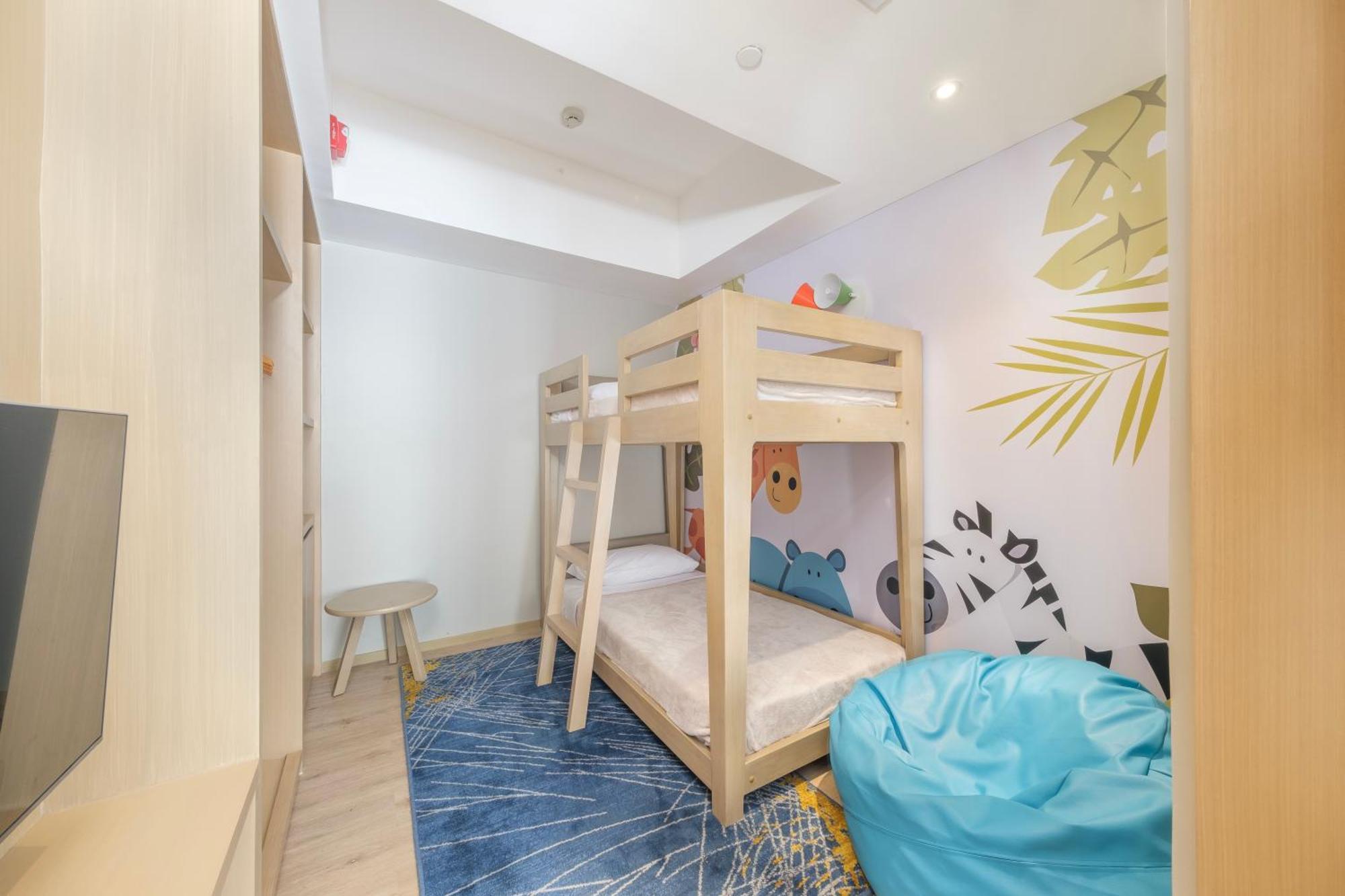 1 King Bed 1 Bunk Bed Family Room Living Area