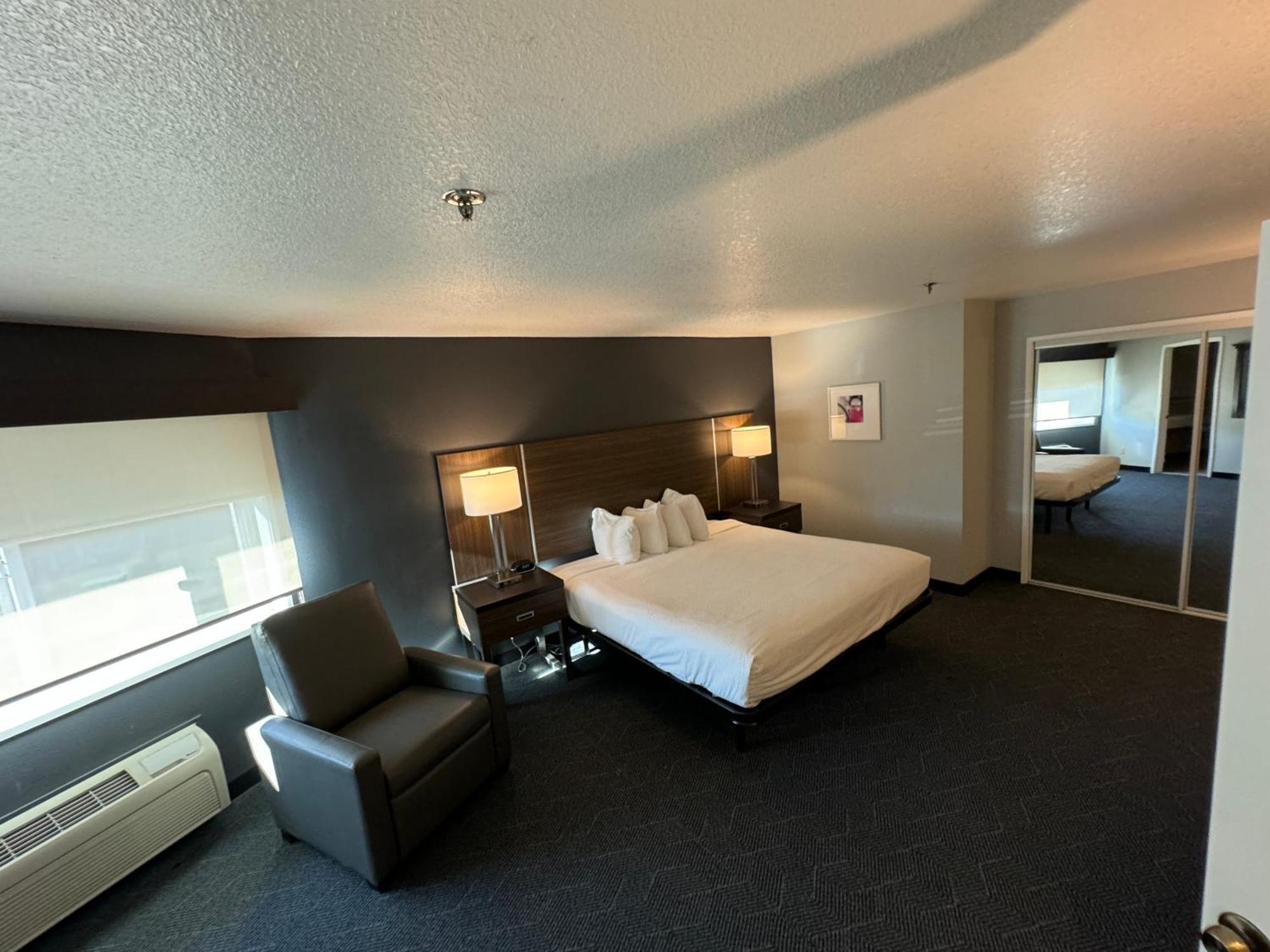 Queen studio 1 Queen Bed Disability Access or Non-Smoking