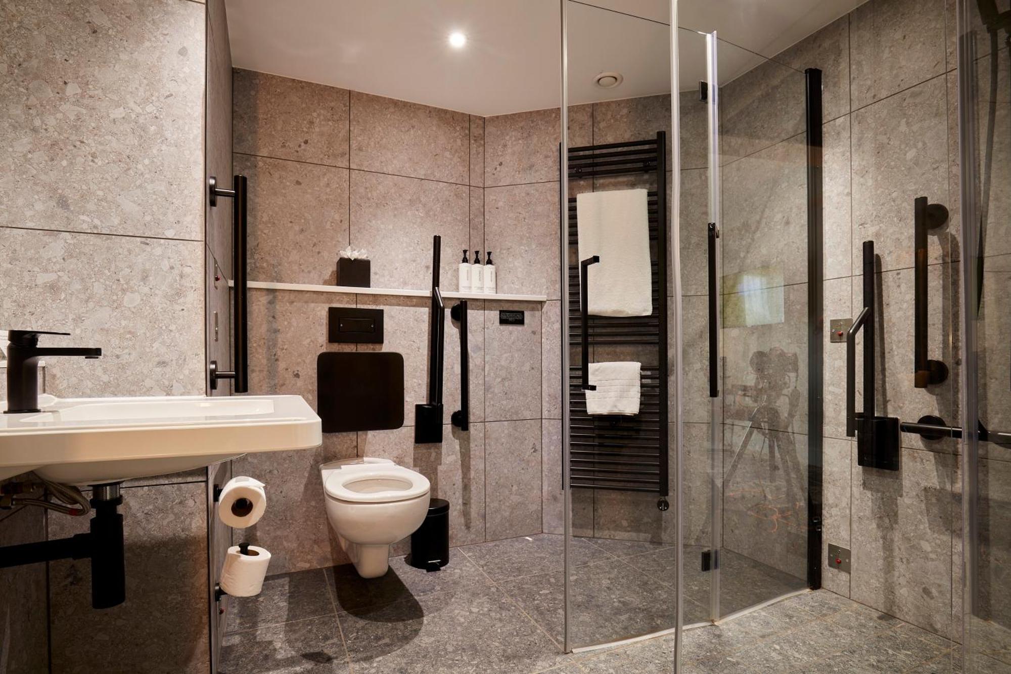 Standard Queen Room - Accessible