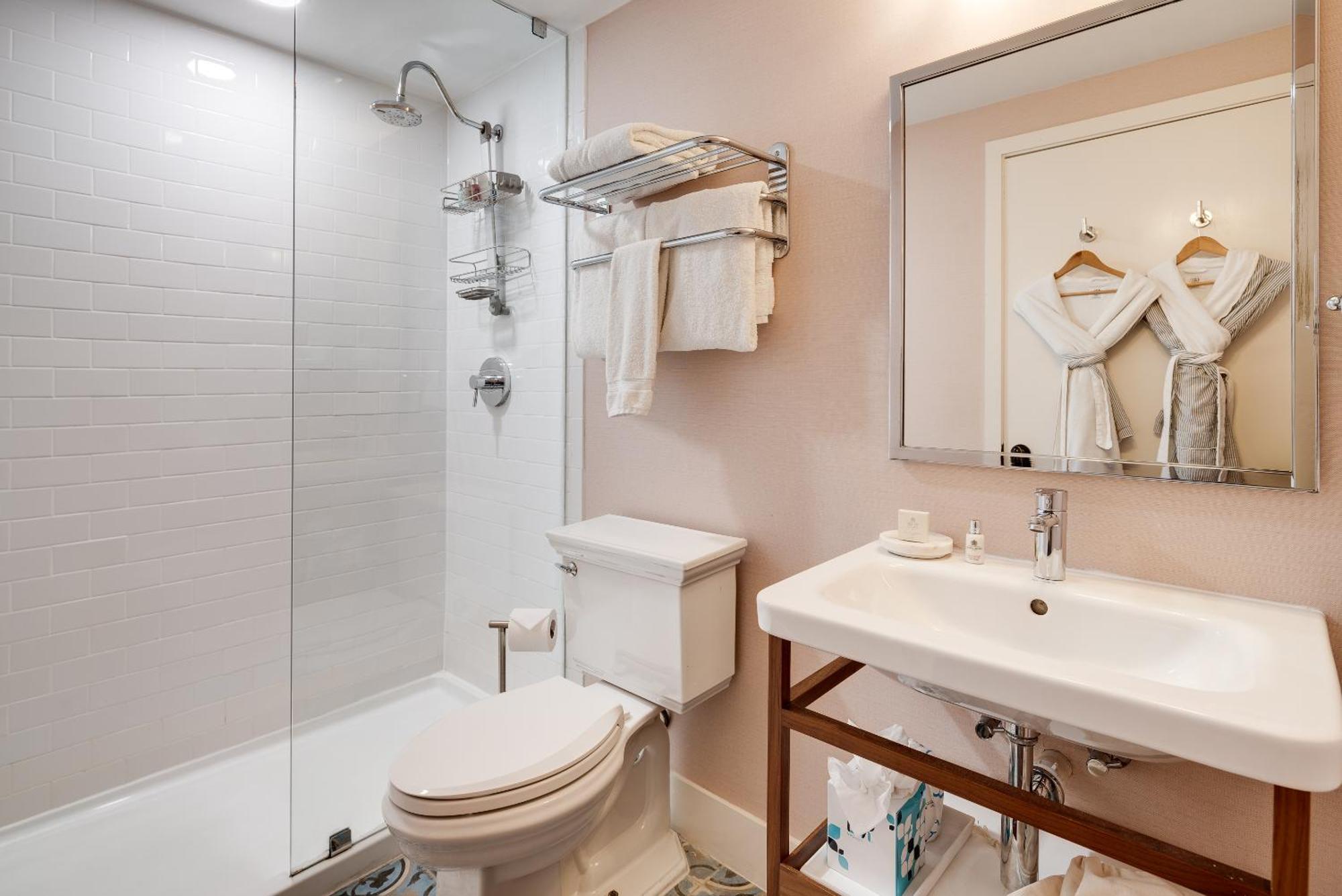Grand One Bedroom Queen Suite