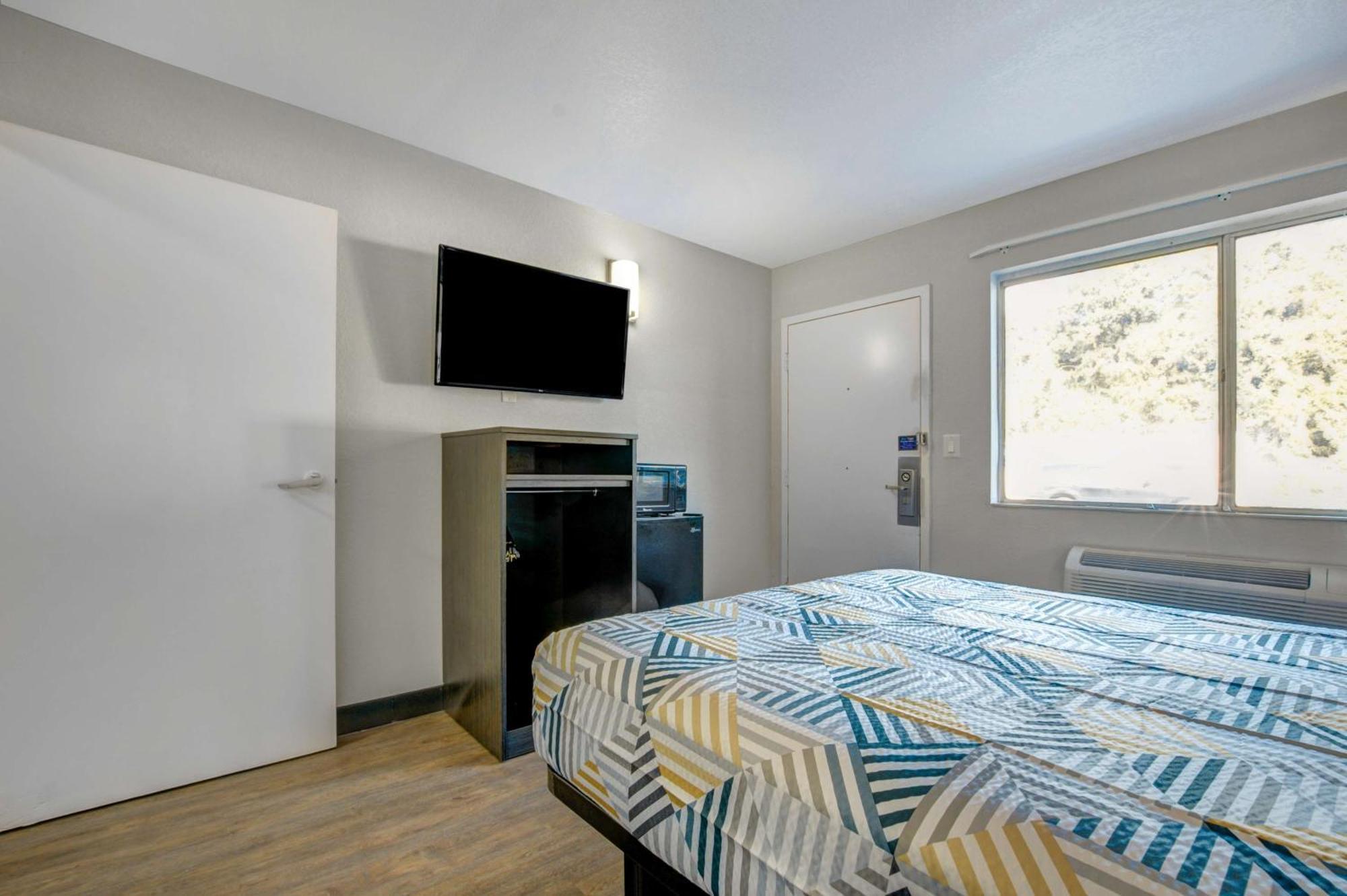1 Queen Bed 